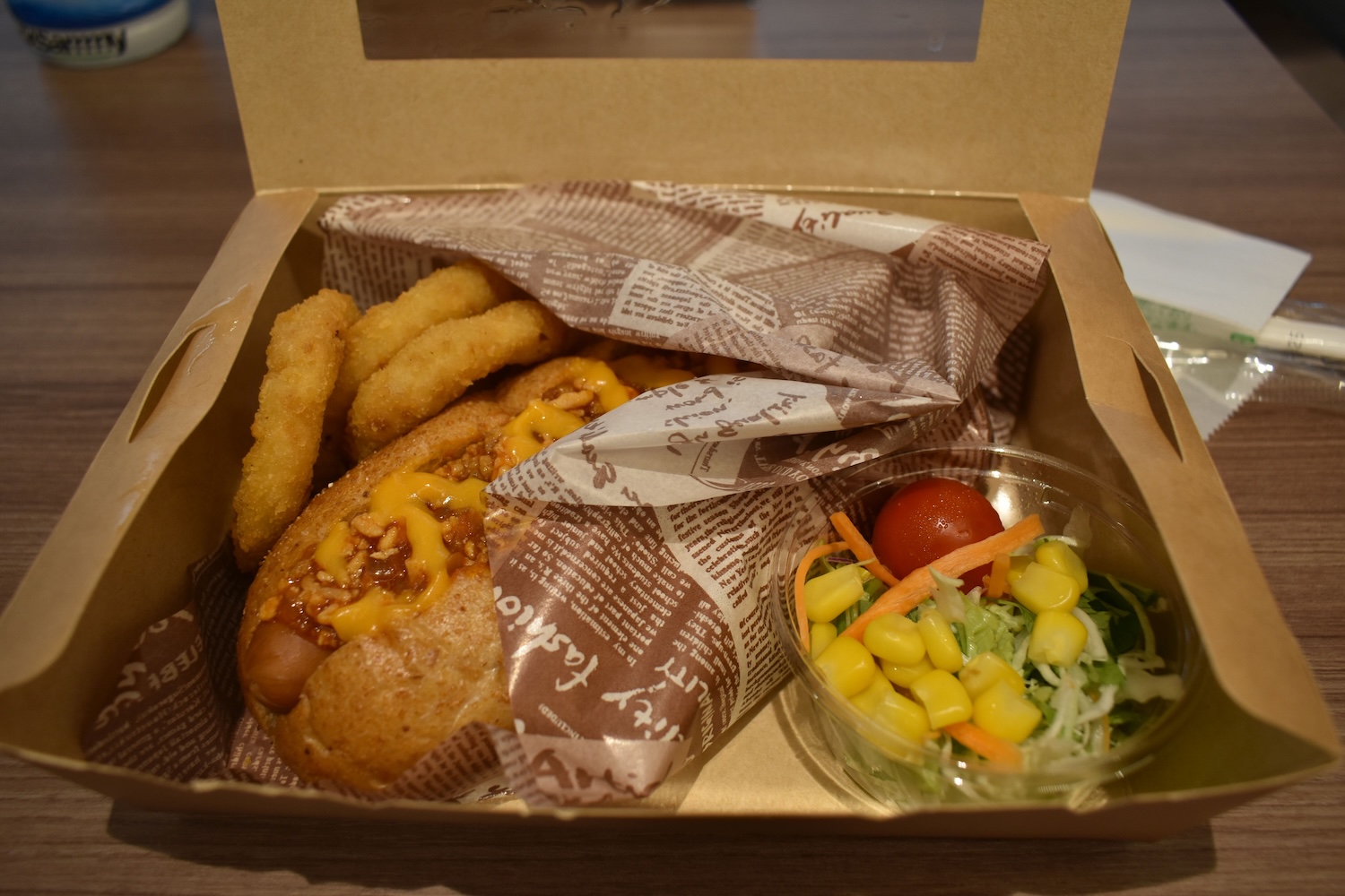 コラボメニューの「チリドッグ」と「オニオンリング」、そして「カオスコーラフロート」。社員食堂で社員向けに実際に提供されたという
