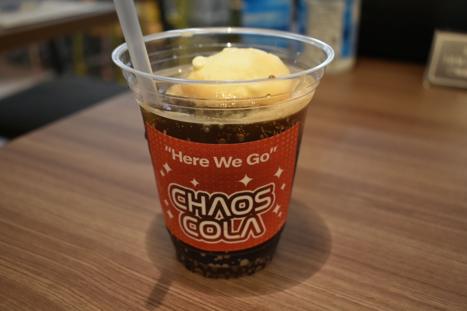 コラボメニューの「チリドッグ」と「オニオンリング」、そして「カオスコーラフロート」。社員食堂で社員向けに実際に提供されたという