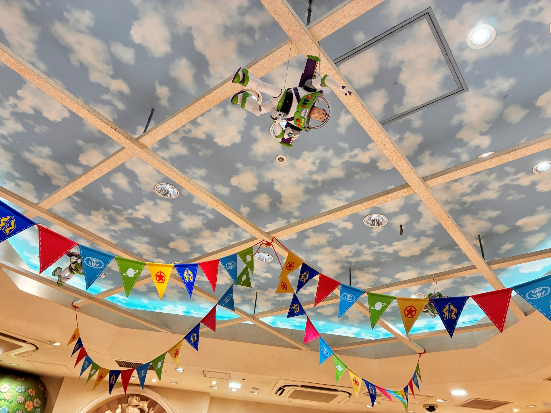 1階の天井には空を飛ぶバズの姿も