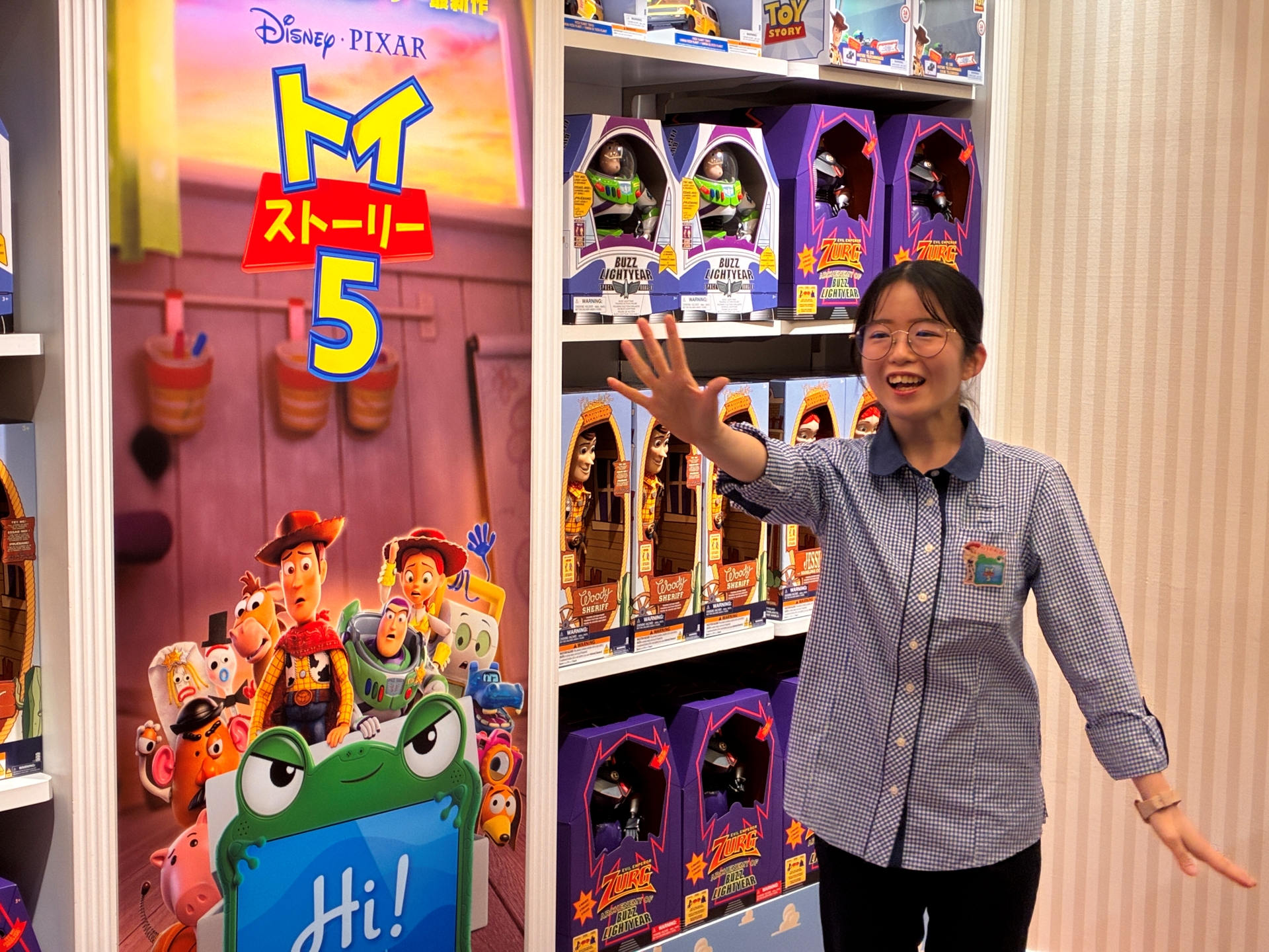 ディズニーストアではおなじみ「あいこじゃけん」には、「トイ・ストーリー」デザインのランダムカードが登場する。じゃんけんをして「あいこ」になるのがプレゼントの条件だが、取材時は「『トイ・ストーリー5』の5を手で表すと……？」と大ヒントをくれた