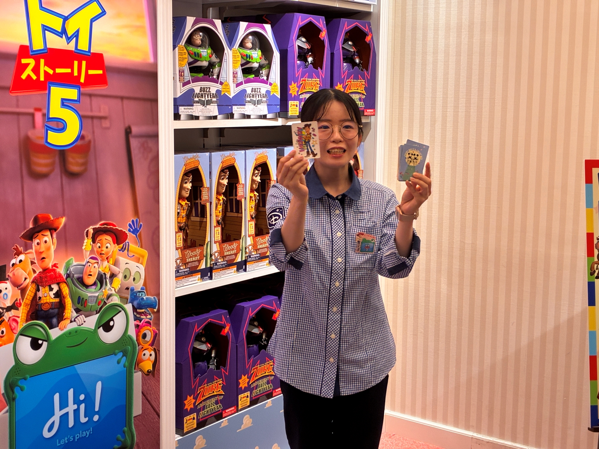 ディズニーストアではおなじみ「あいこじゃけん」には、「トイ・ストーリー」デザインのランダムカードが登場する。じゃんけんをして「あいこ」になるのがプレゼントの条件だが、取材時は「『トイ・ストーリー5』の5を手で表すと……？」と大ヒントをくれた