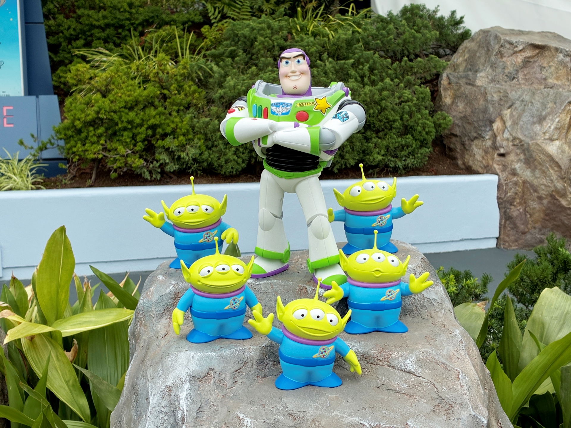 東京ディズニーランド内にバズたちのミニ立像が登場している