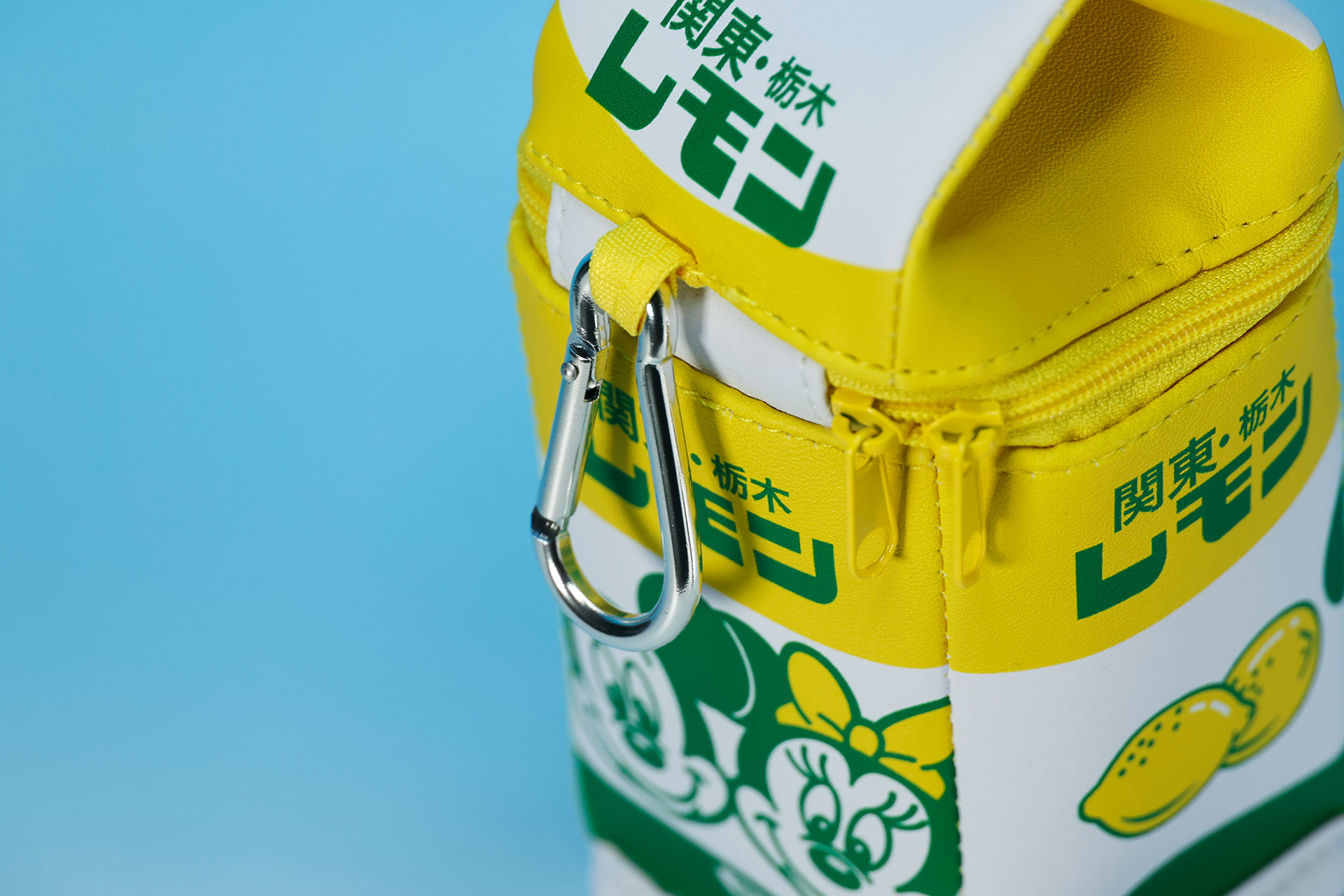 背面側にカラビナが付けられている