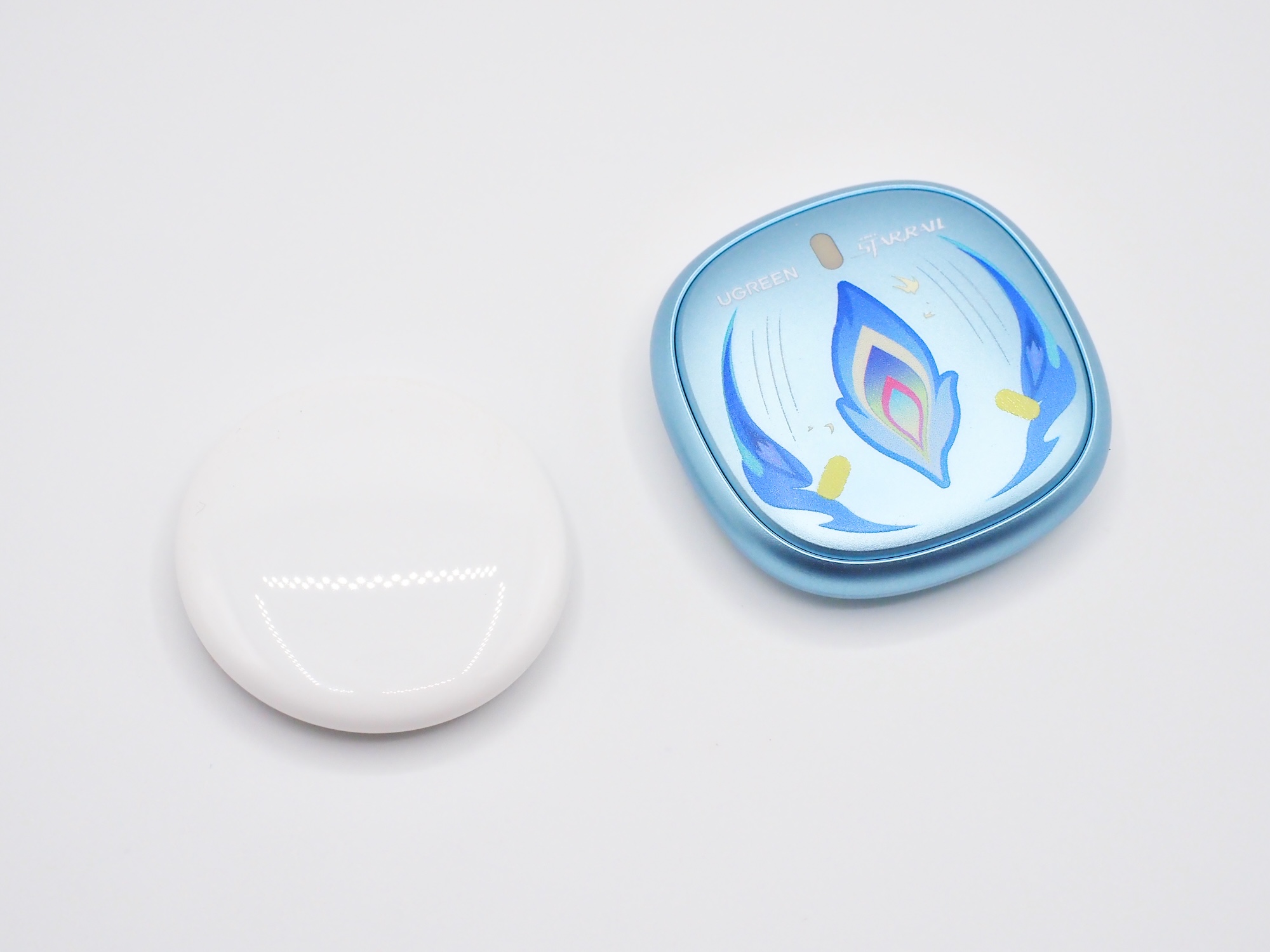 Apple「AirTag」と比較した様子。ほぼ同じ大きさだ