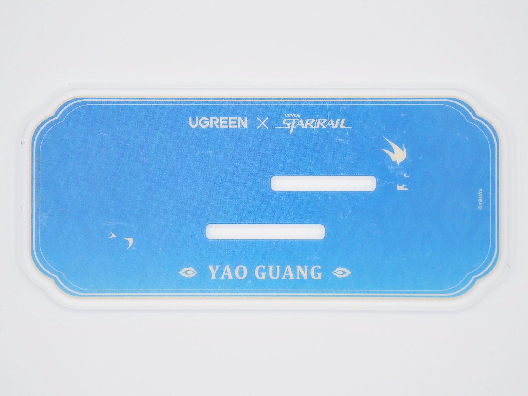 台座には「YAO GUANG（爻光の英語表記）」とコラボロゴをプリント