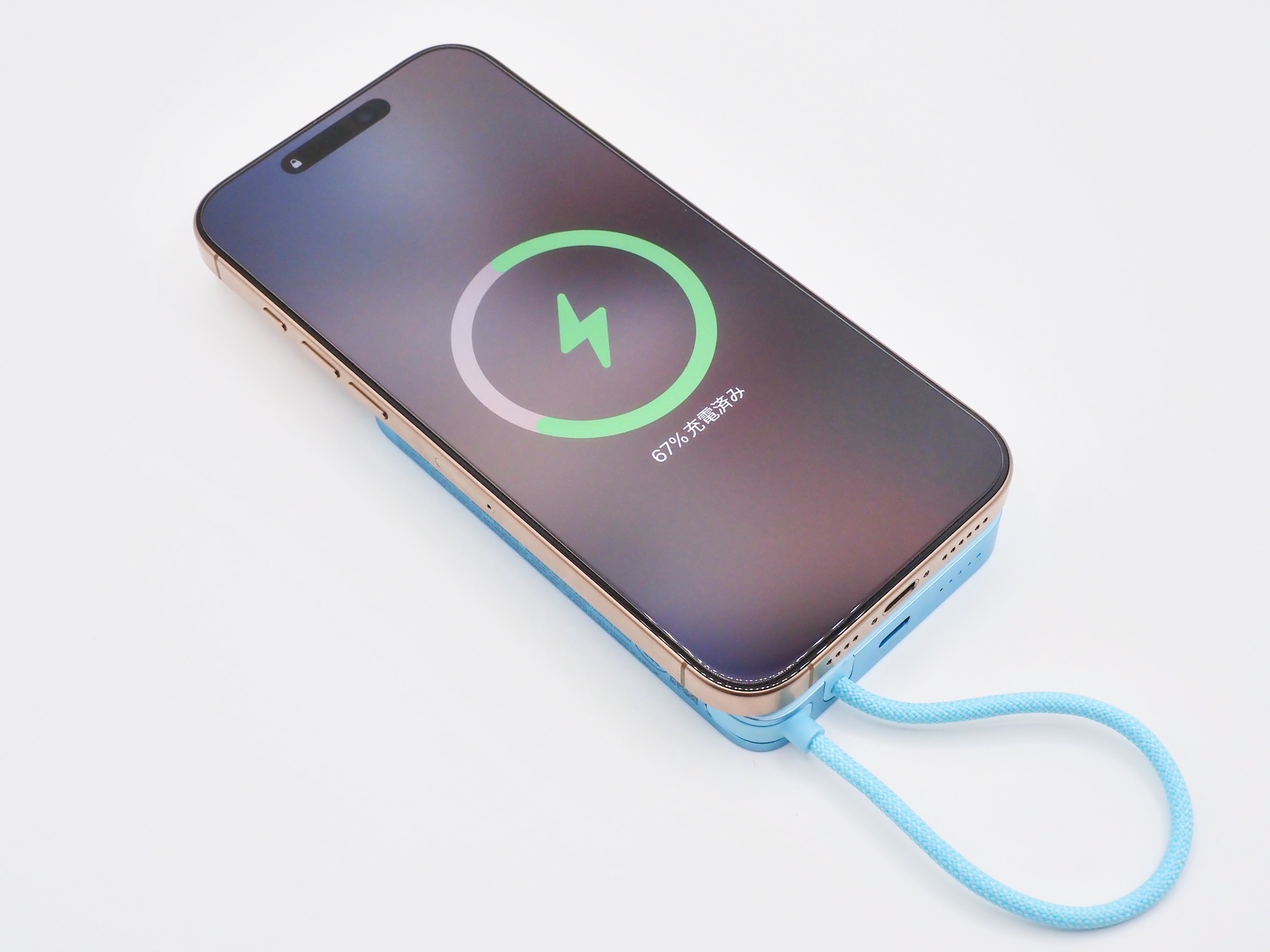 筆者所有のiPhone 16 Pro Maxで使用。「MagSafe」専用エフェクトが表示され、急速ワイヤレス充電に対応していることがわかる