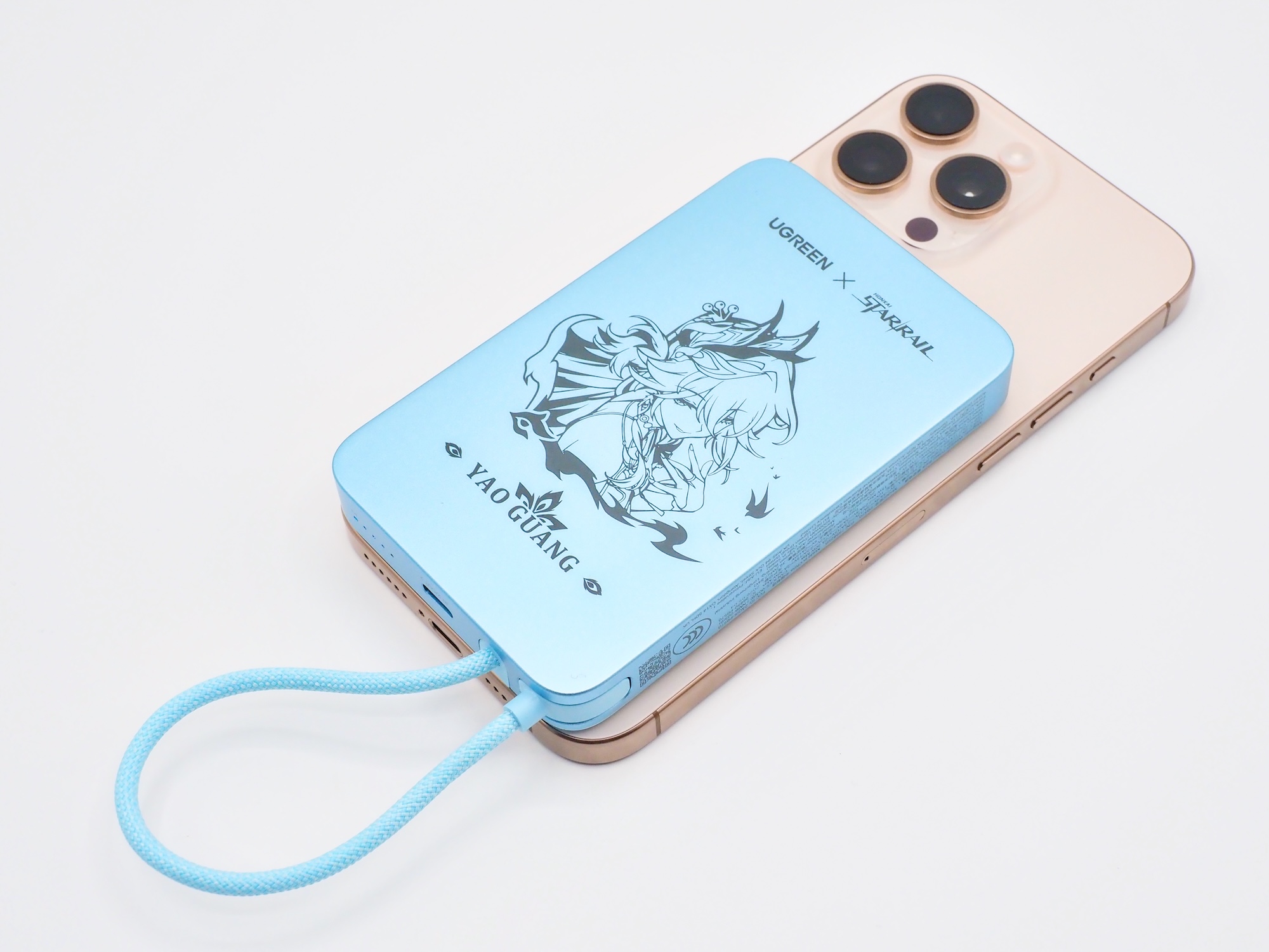 ピタッとくっついて、ケーブルレスで充電できるのは非常に便利