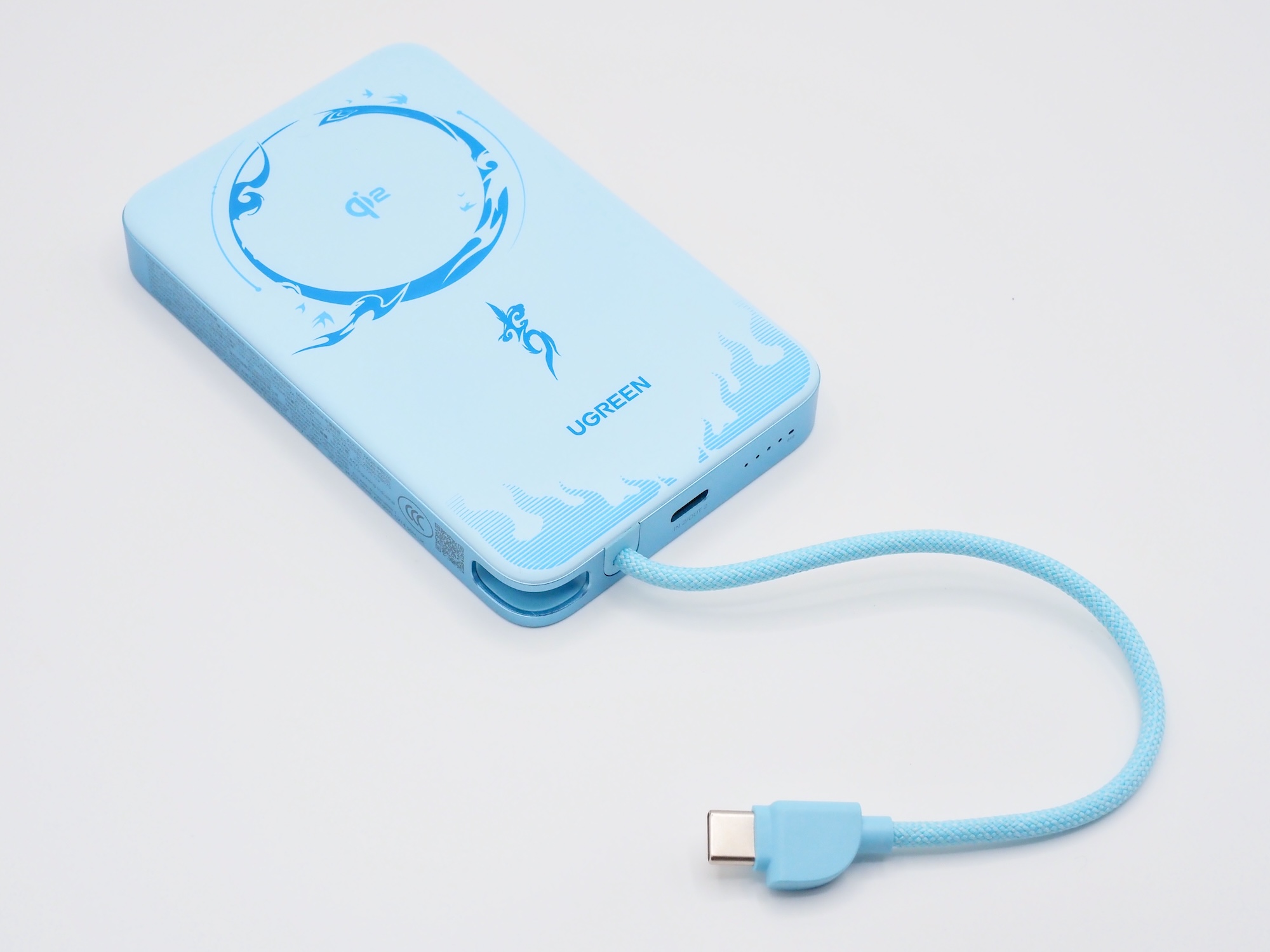 ストラップのように見える紐は、実はUSB Type-Cケーブル！