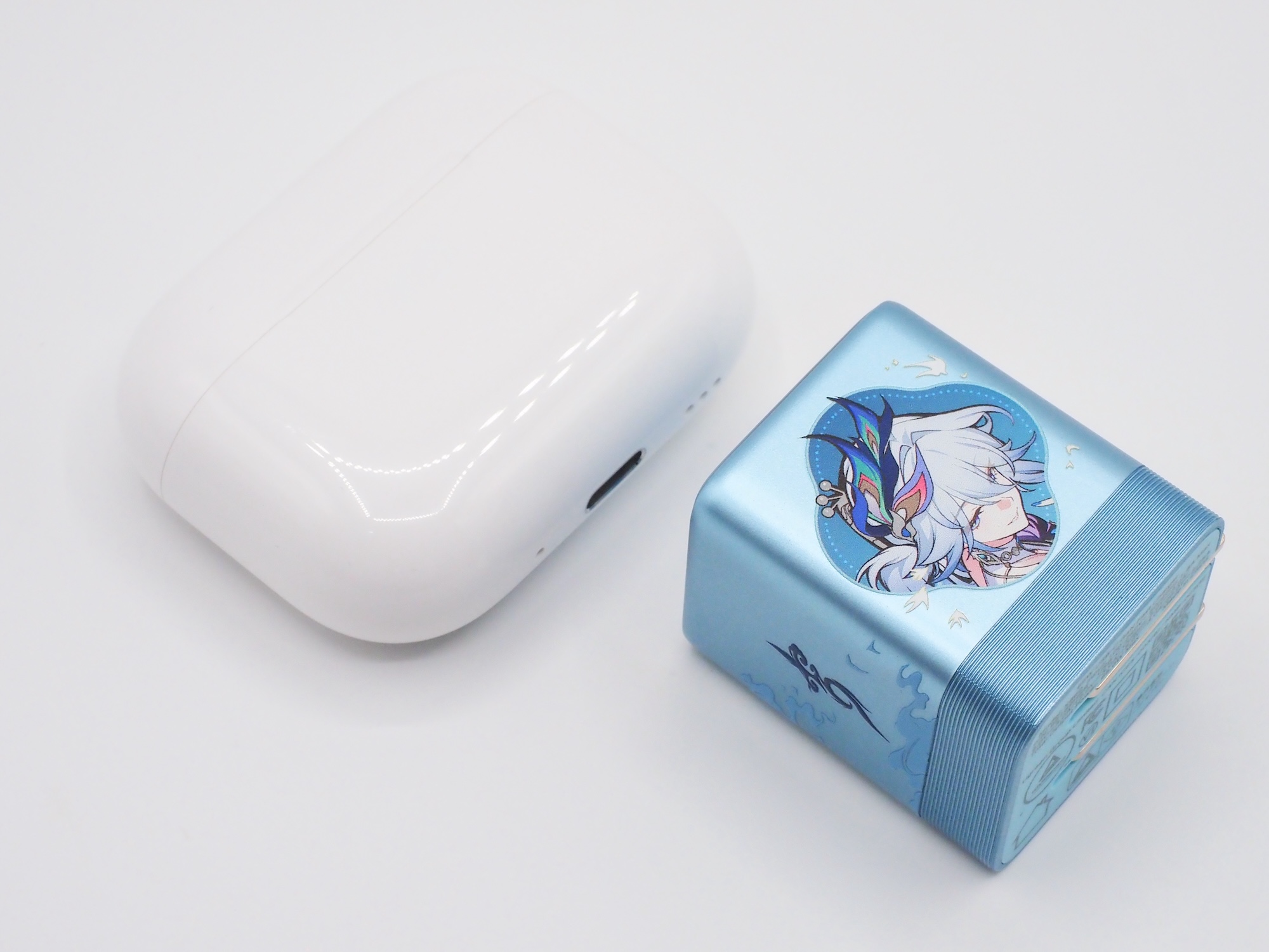 「AirPods Pro 3」と比較した様子。ポケットに忍ばせられるほど、超小型なのが特徴だ