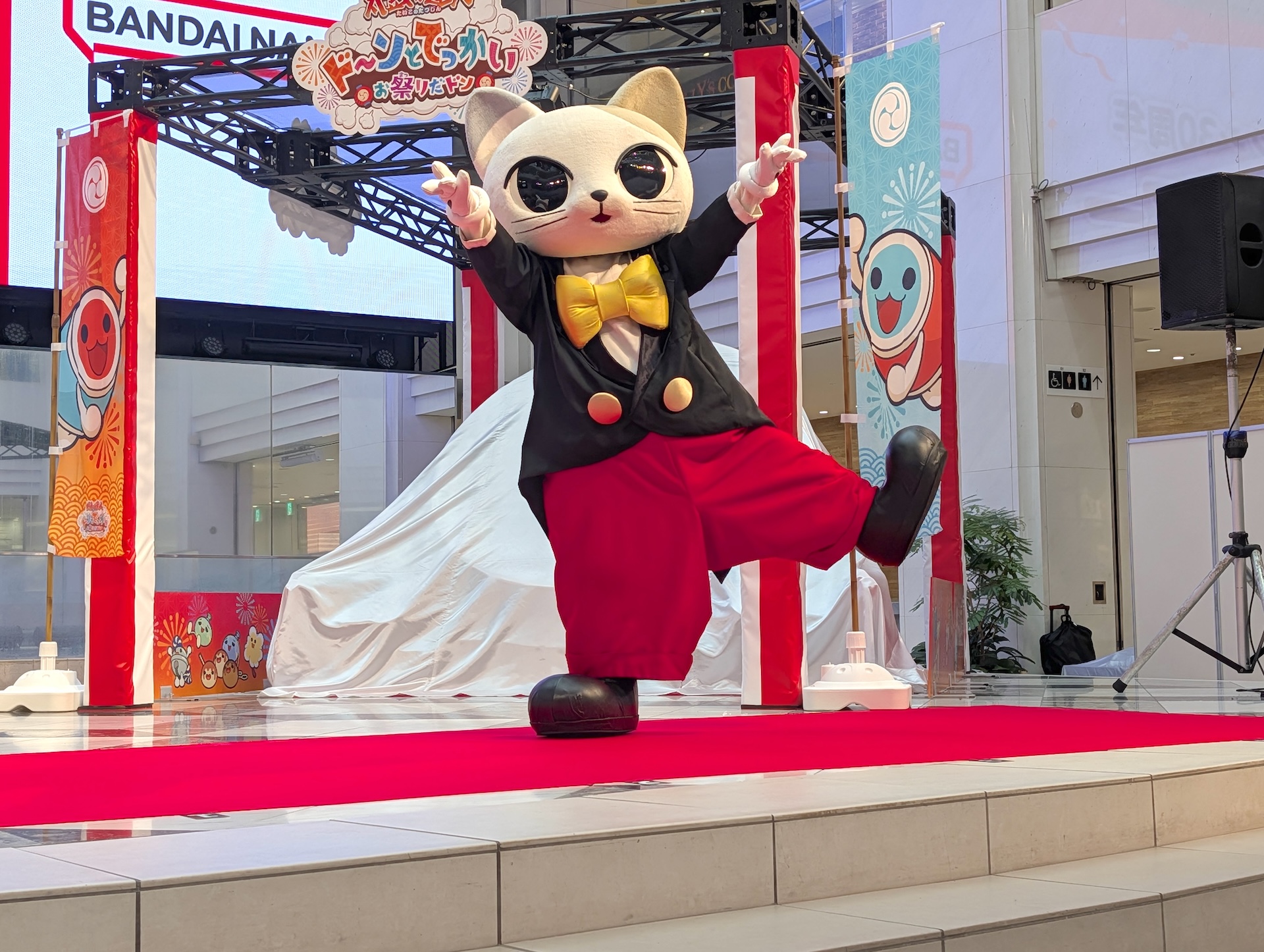 本日以降の「新ナンジャタウン」の見どころを身振り手振りを交えて解説するマスコットキャラクターのナジャヴ