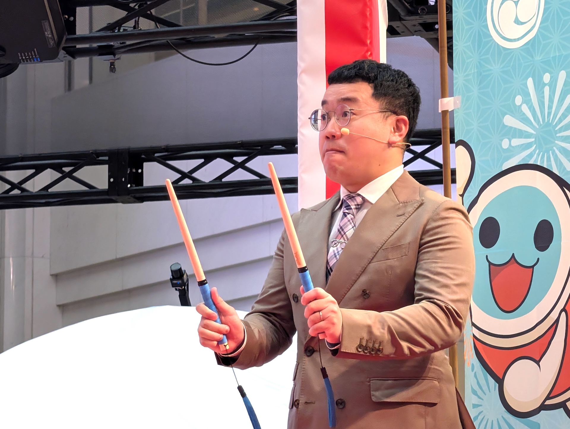 「太鼓の達人」のベテランプレーヤーとしても知られるお笑い芸人のパーマ大佐もゲストとして会場を訪れた