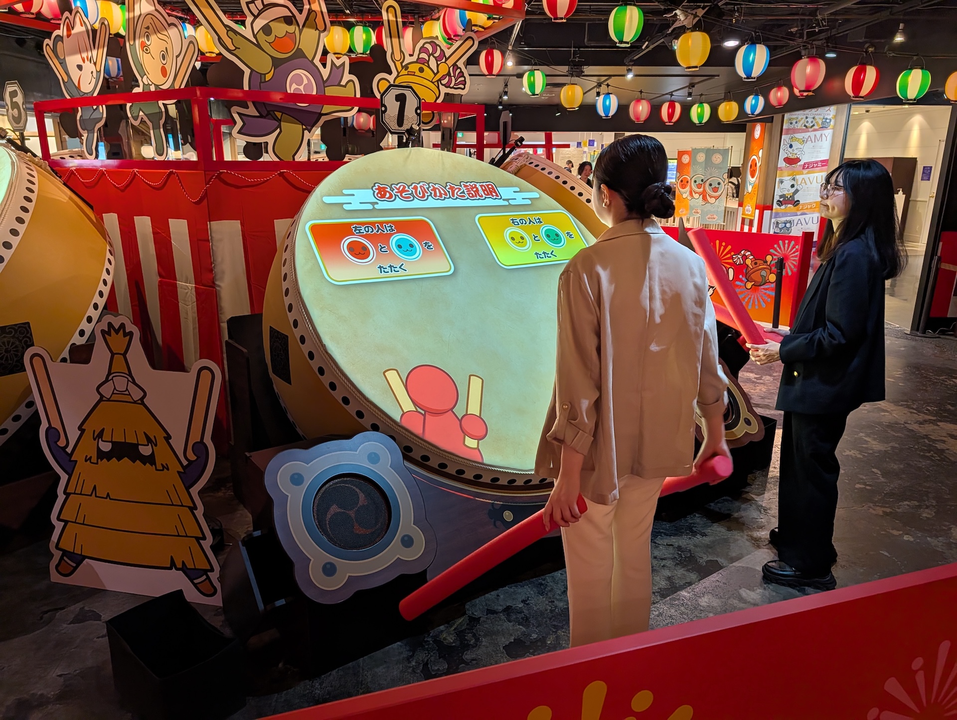 会場のスタッフの方に2人同時プレイをお願いした。説明を見ていると、左プレーヤーと右プレーヤーとで叩く色が異なるのが確認できる