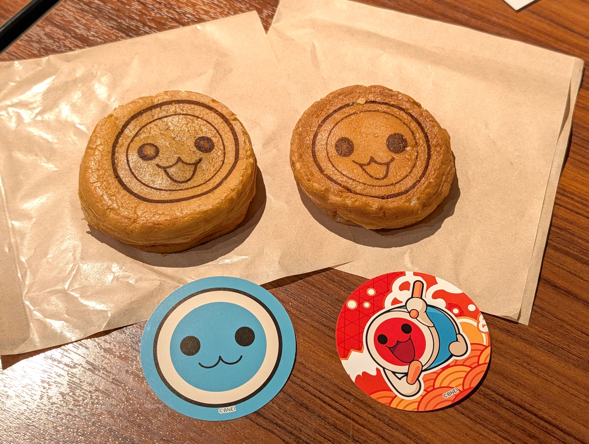 あんこ入りの「太鼓焼き」とクリーム入りの「太鼓焼き」を食べ比べてみた。どちらも表面の焼き印は「どんちゃん」か「かっちゃん」の好きな方が選択できる