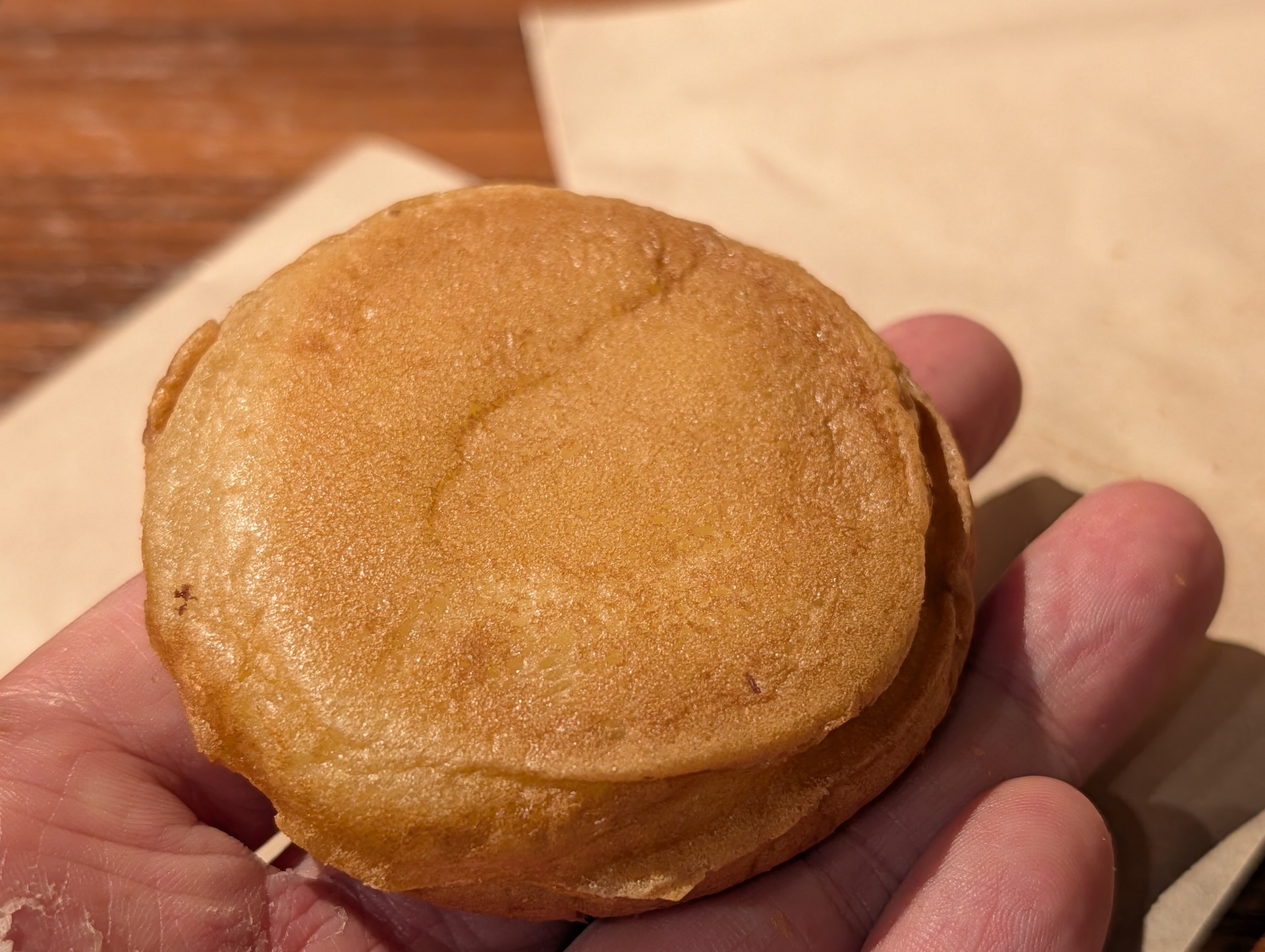 焼き印のある表面はカリっとサクサク、裏面は柔らかもっちりの食感が面白い