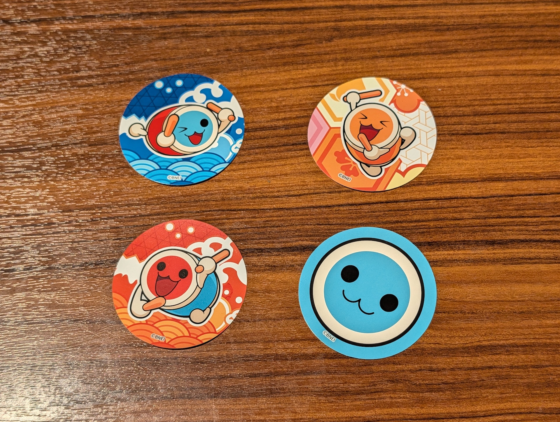 4枚のステッカーを並べて撮ってみたところ