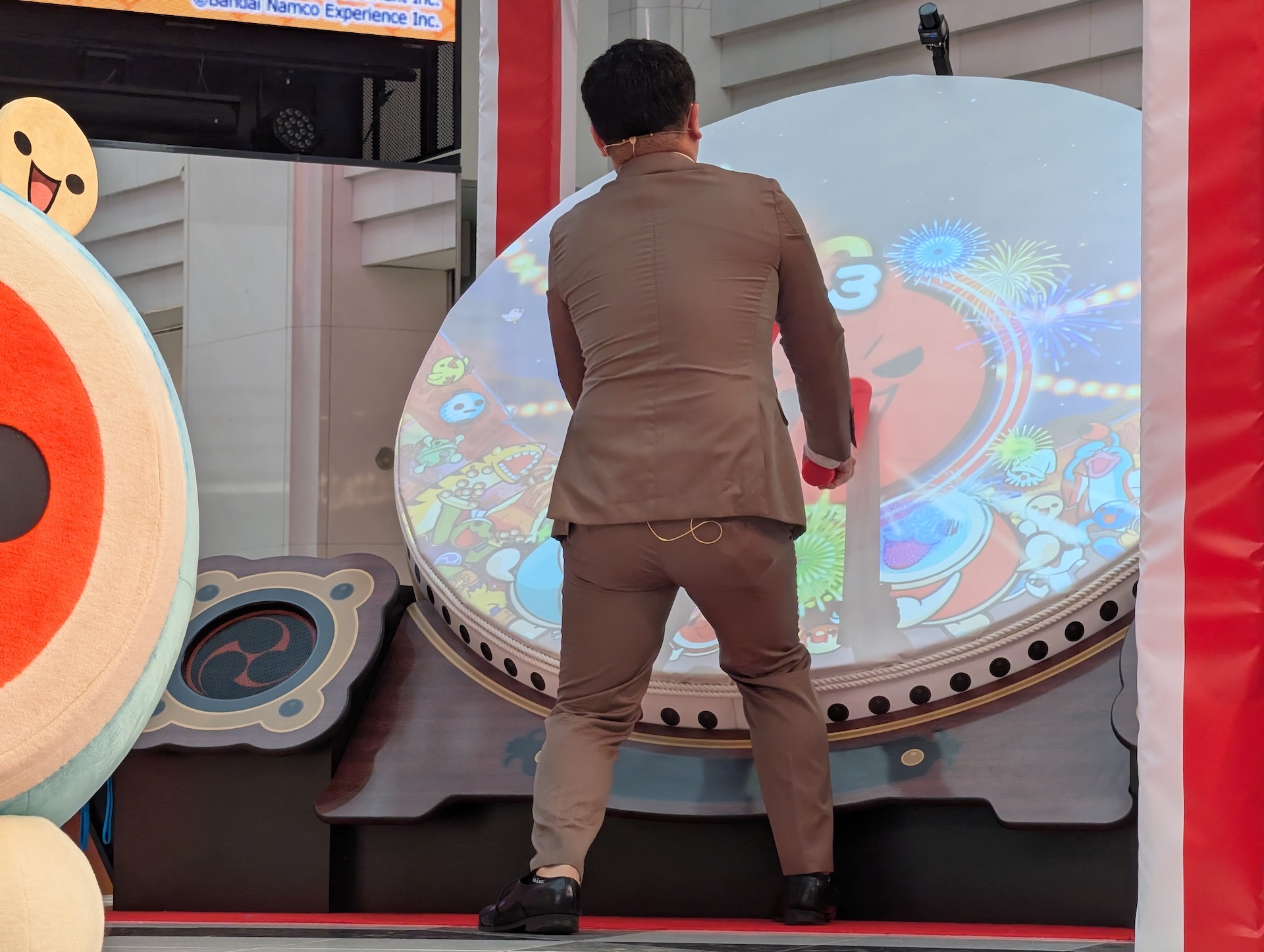セレモニーでは、お披露目されたばかりの「太鼓の達人 ドーンとでっかいお祭りだドン」にパーマ大佐が初のチャレンジ！