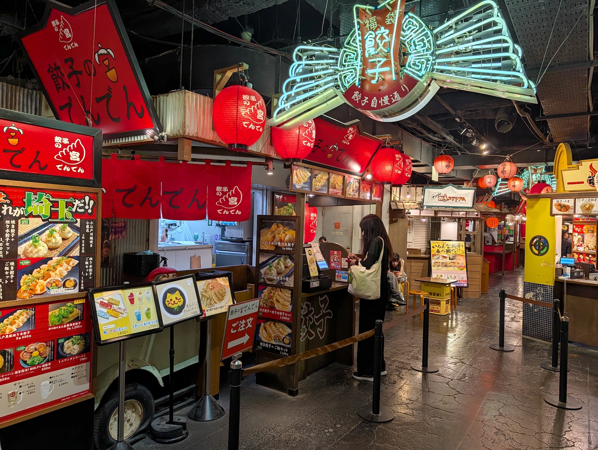 「ナンジャ餃子スタジアム」では、全国の餃子の名店が集結！餃子以外にもチャーハンやラーメンなど豊富なメニューが各店に用意されている