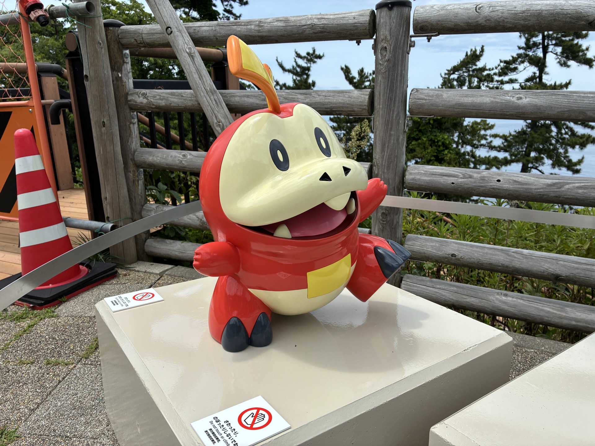 ホゲータとルカリオのモニュメントがある