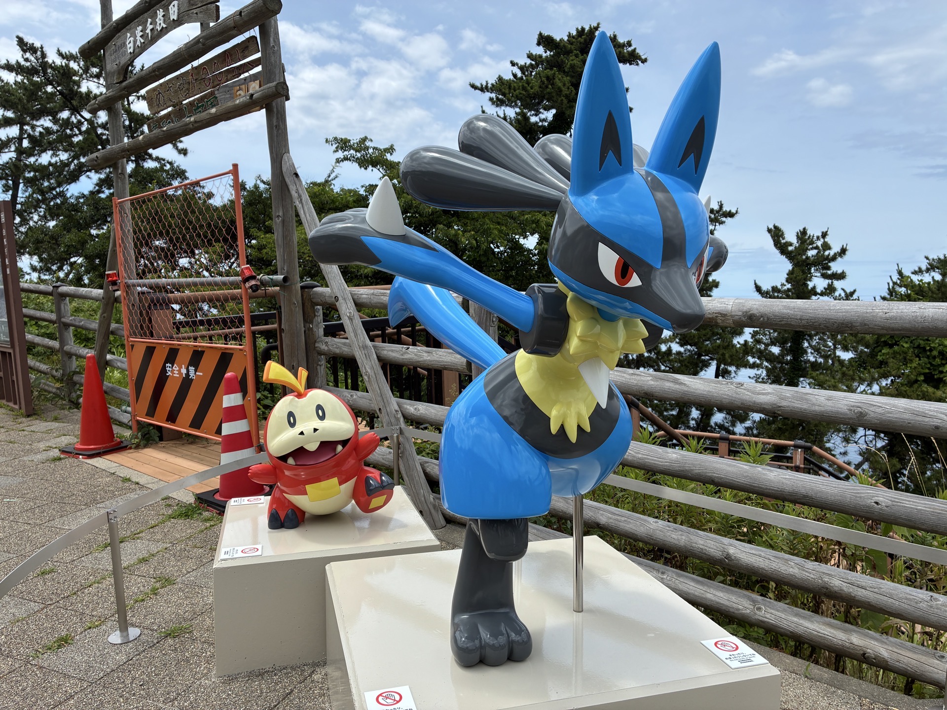 ホゲータとルカリオのモニュメントがある