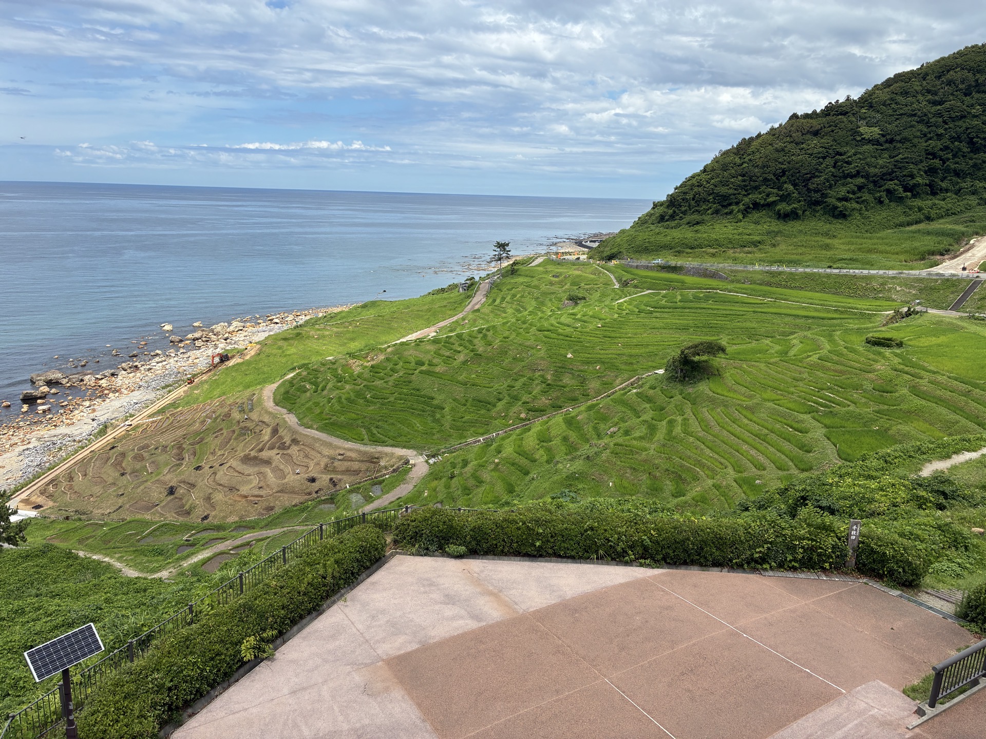 千枚田の風景。海岸線の岩が転がっているところは地震によって隆起したところだという