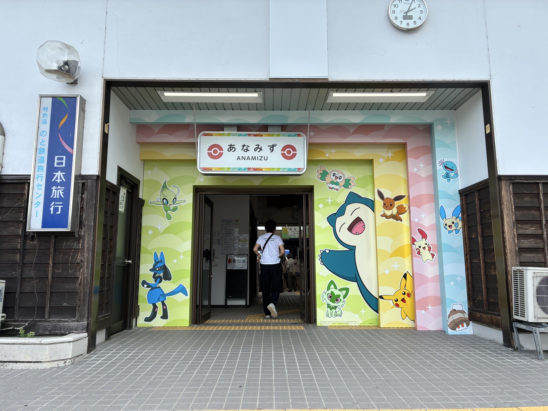 駅入り口だけでなく、通路や案内にもポケモンたちがいる