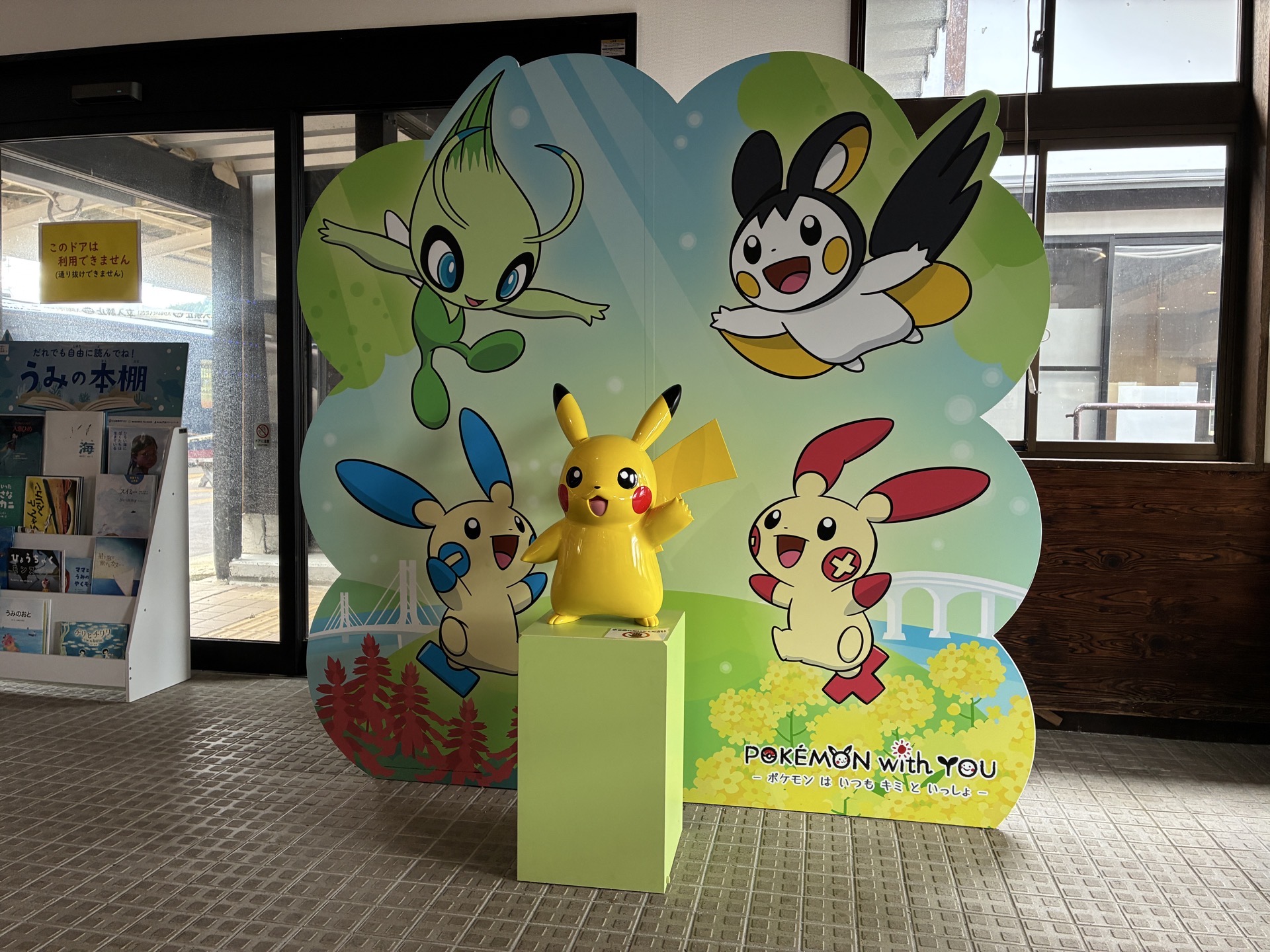 駅入り口だけでなく、通路や案内にもポケモンたちがいる