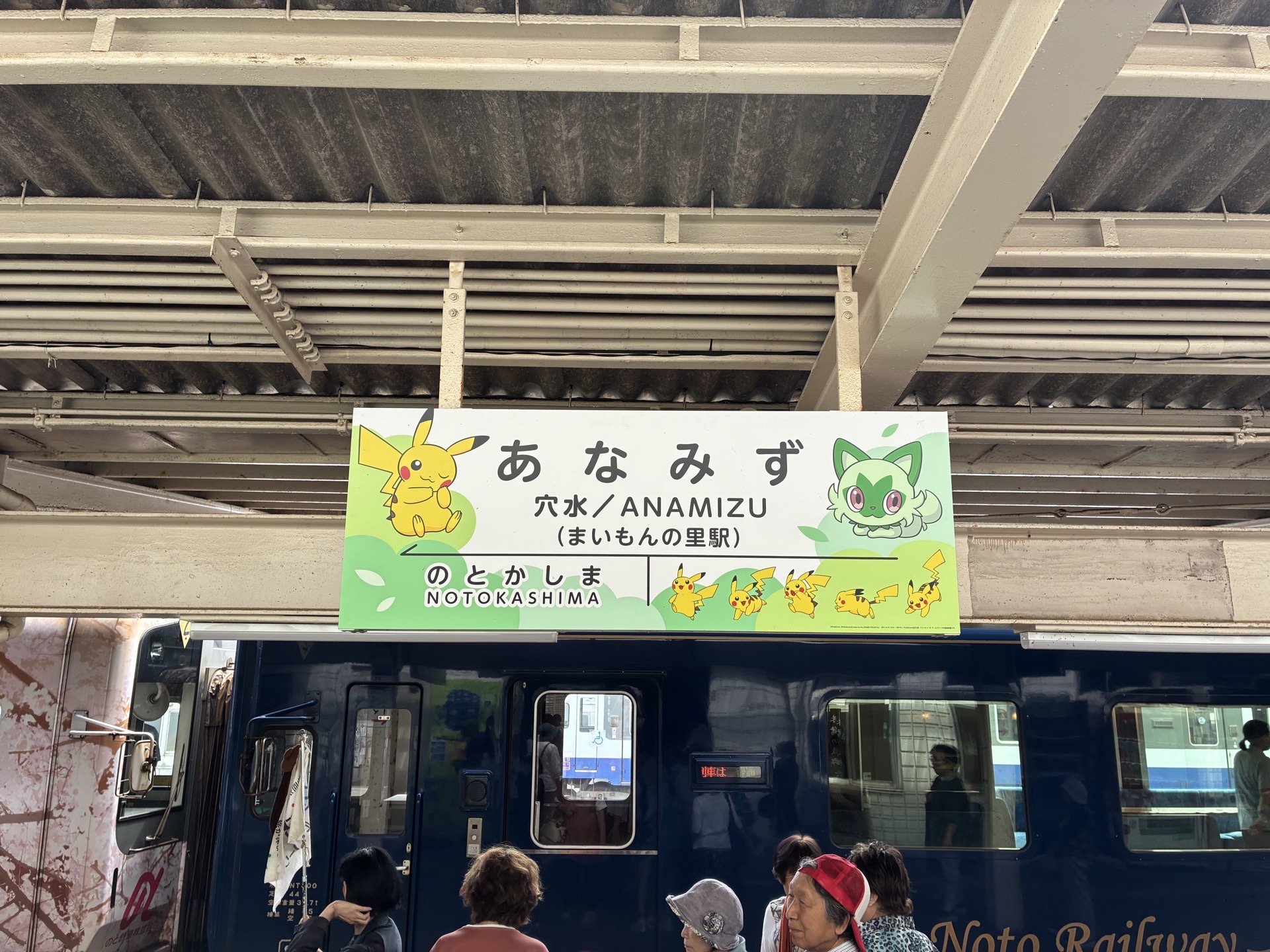駅入り口だけでなく、通路や案内にもポケモンたちがいる