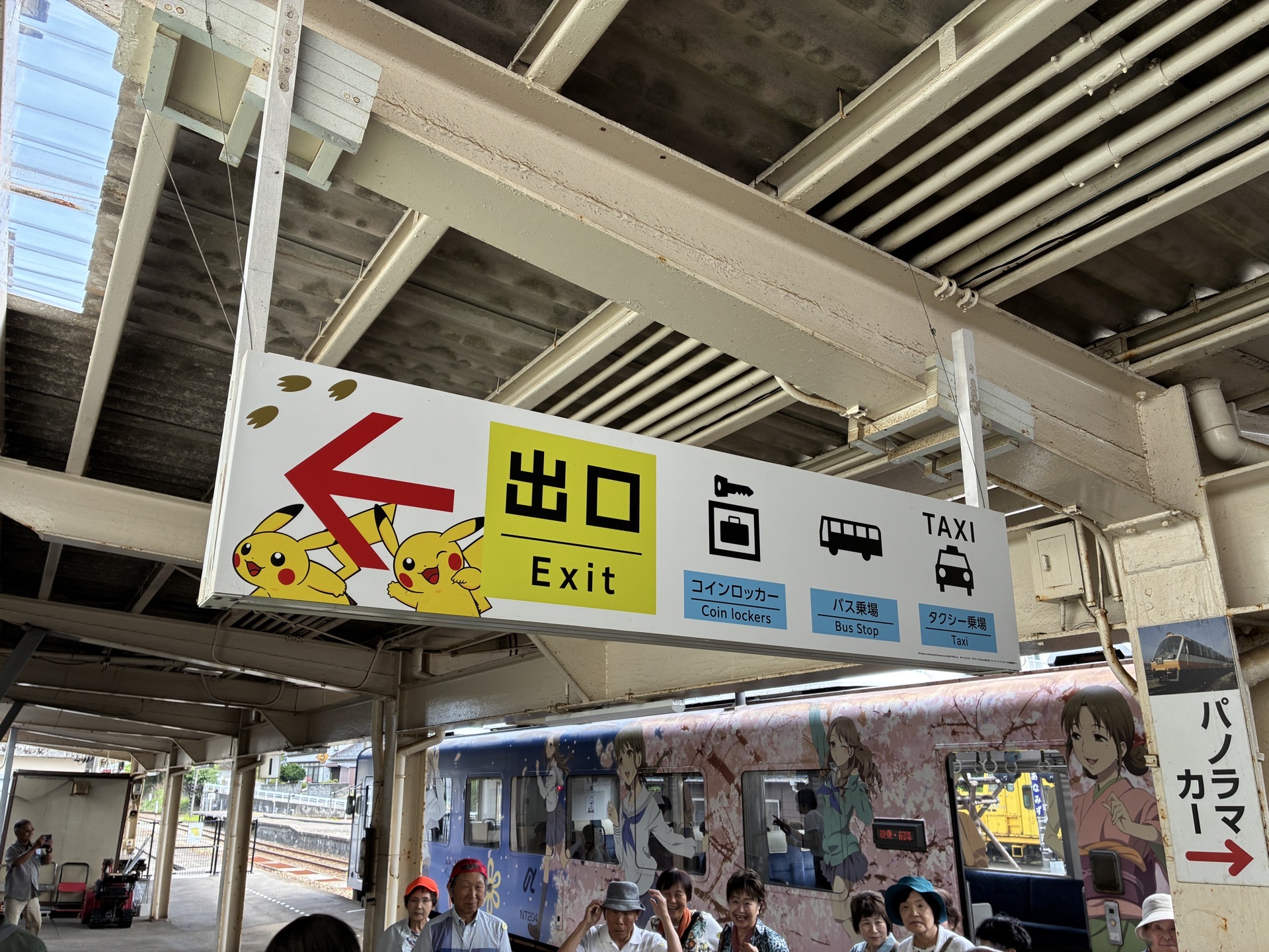 駅入り口だけでなく、通路や案内にもポケモンたちがいる