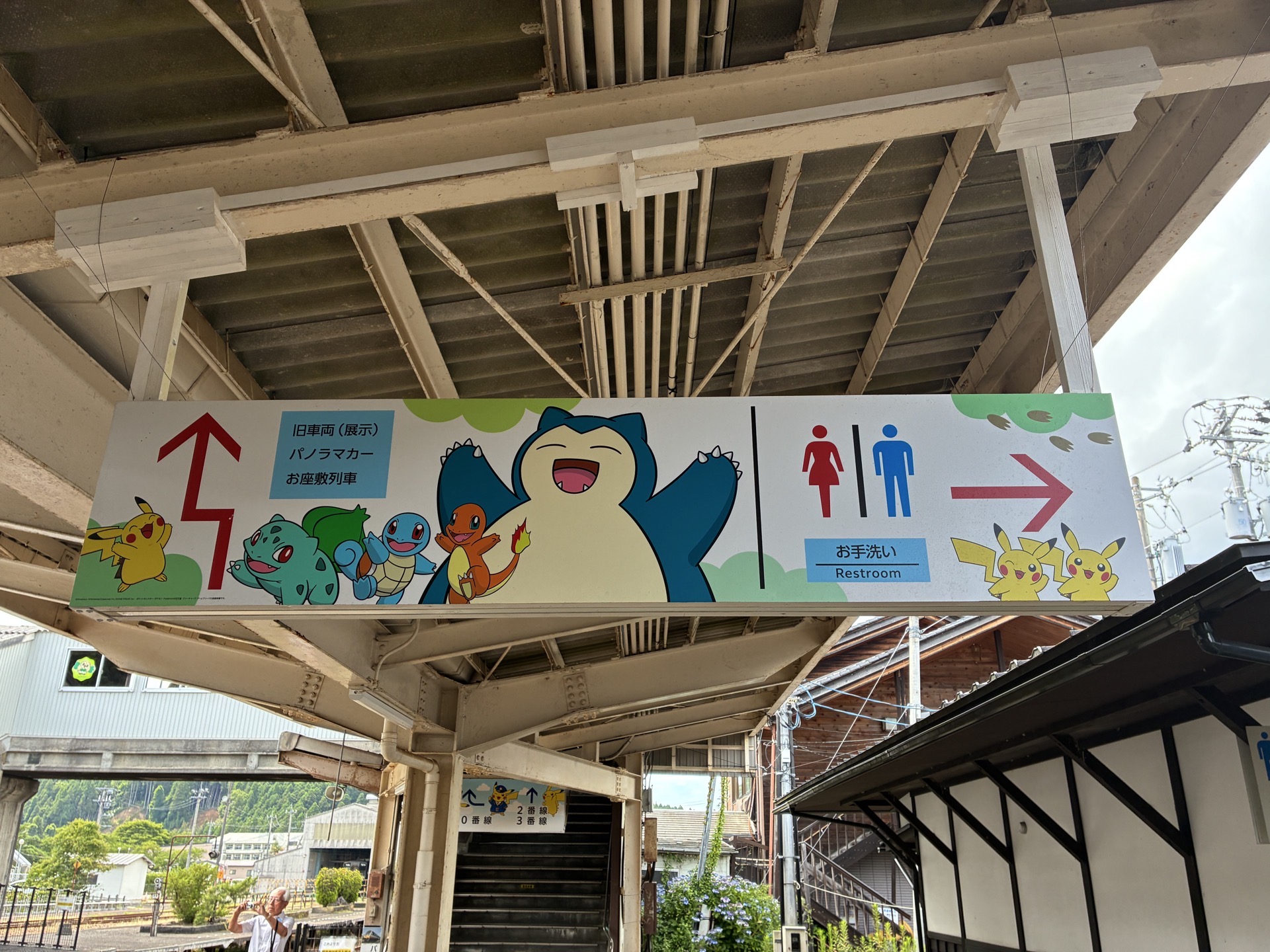 駅入り口だけでなく、通路や案内にもポケモンたちがいる