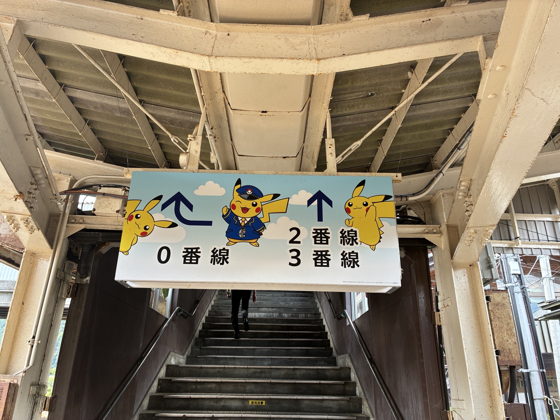 駅入り口だけでなく、通路や案内にもポケモンたちがいる