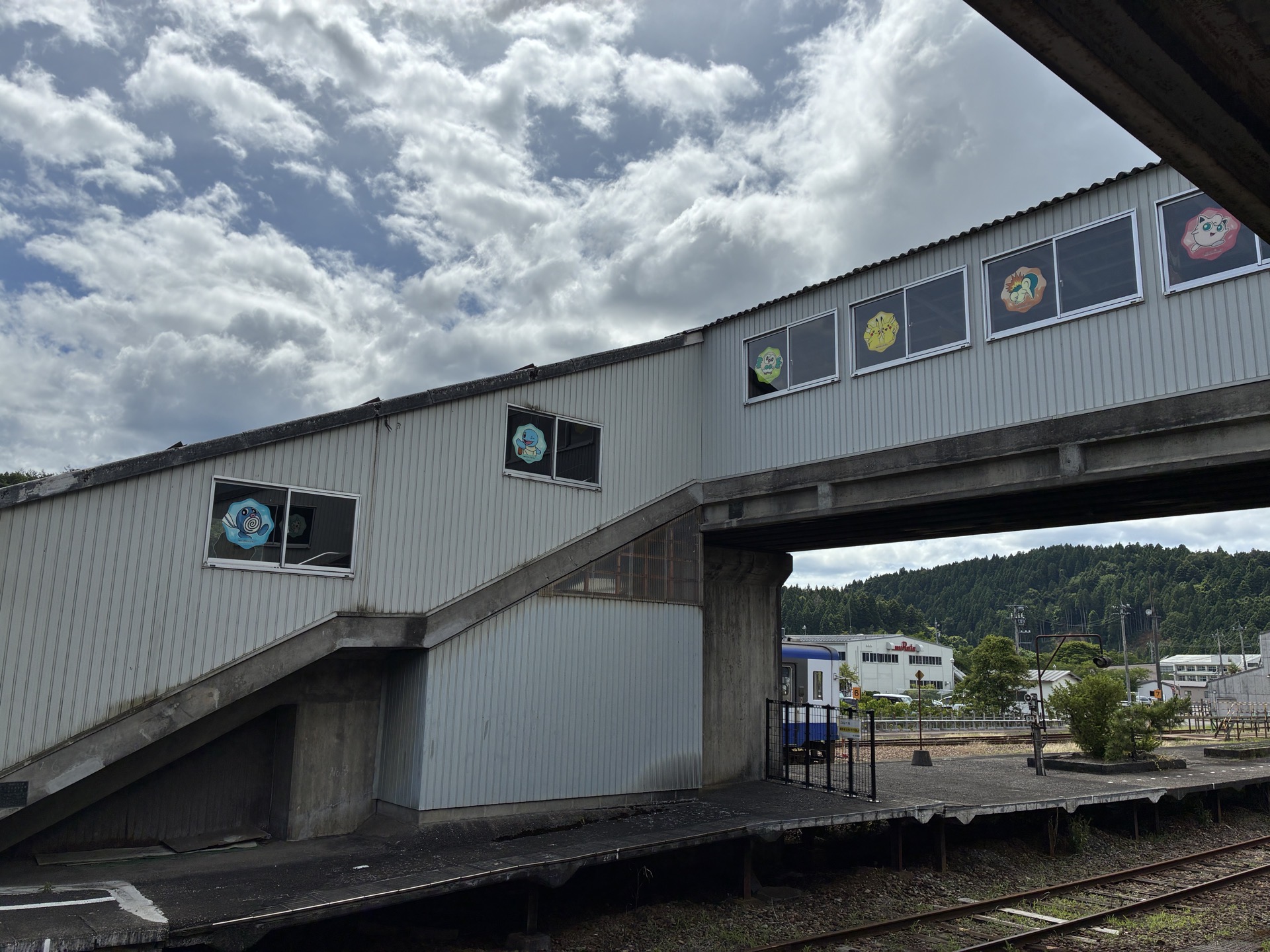駅入り口だけでなく、通路や案内にもポケモンたちがいる