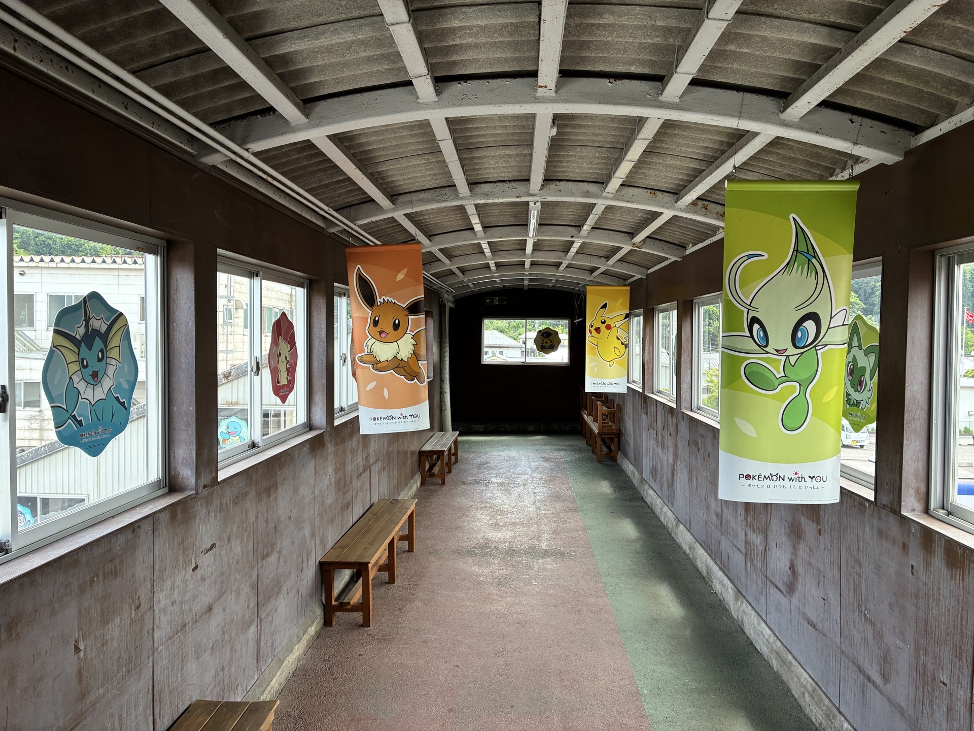 駅入り口だけでなく、通路や案内にもポケモンたちがいる
