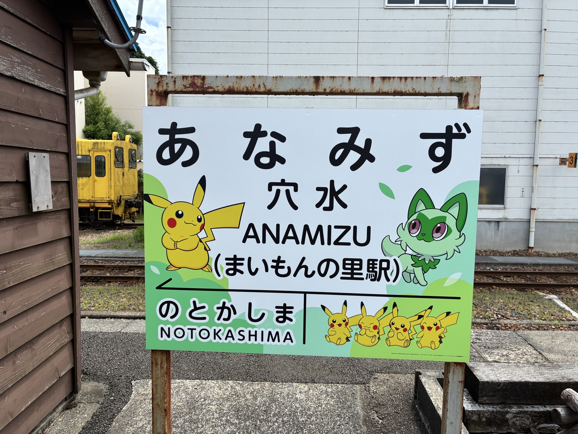駅入り口だけでなく、通路や案内にもポケモンたちがいる