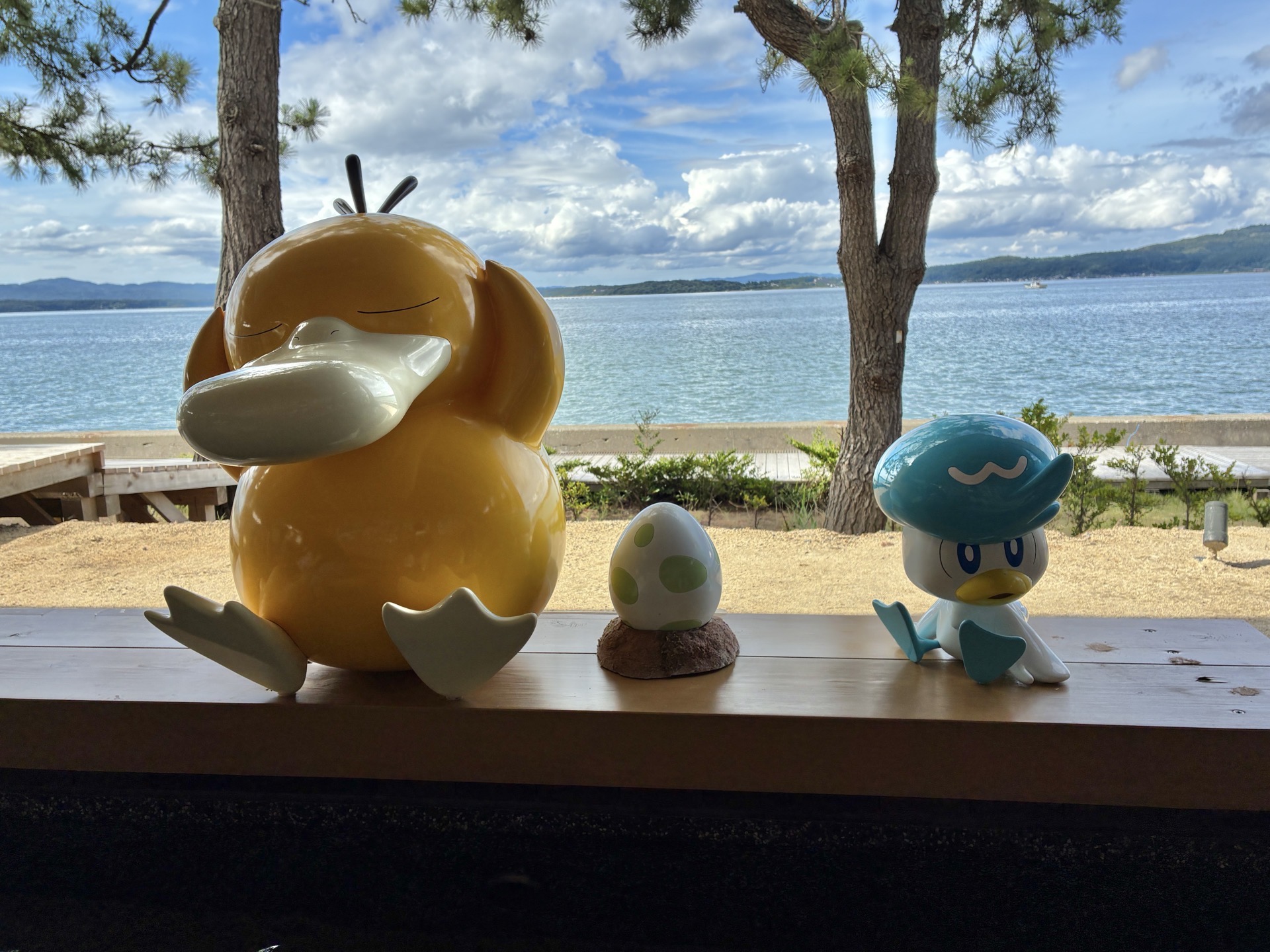 どこかのんびりとしたポケモンたちと足湯に浸かれる