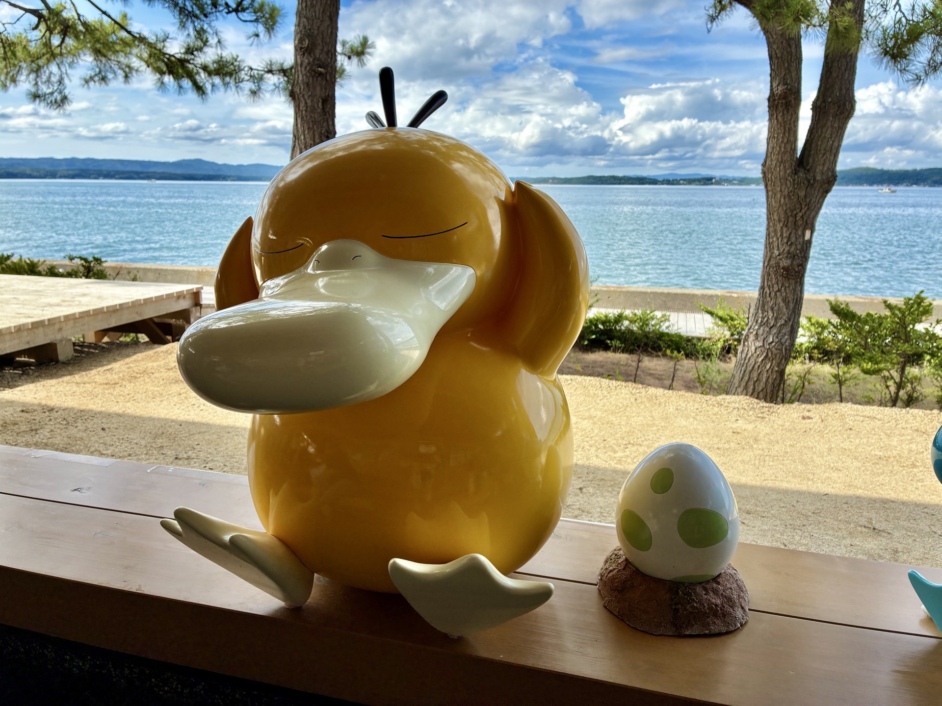 どこかのんびりとしたポケモンたちと足湯に浸かれる