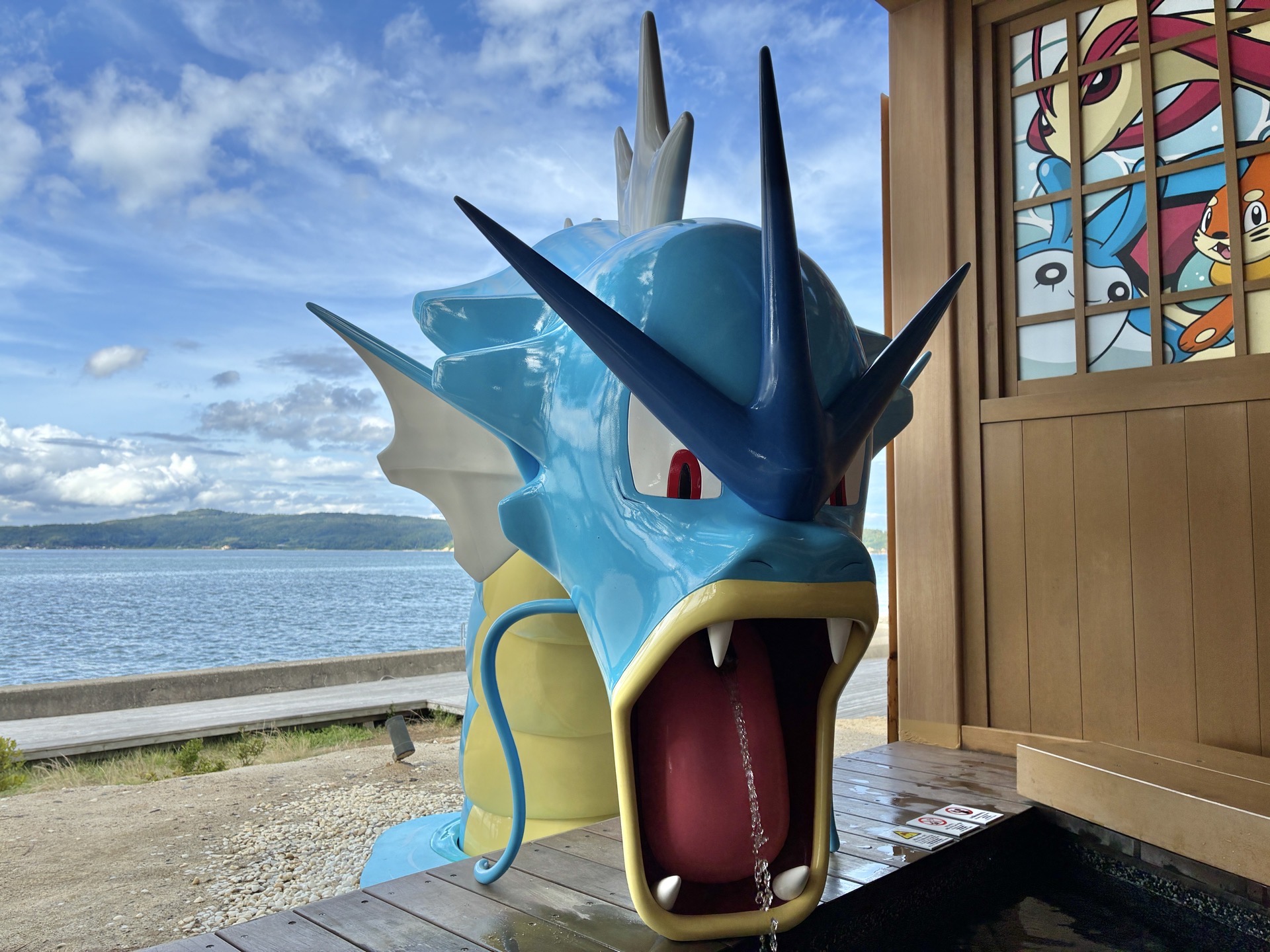 どこかのんびりとしたポケモンたちと足湯に浸かれる