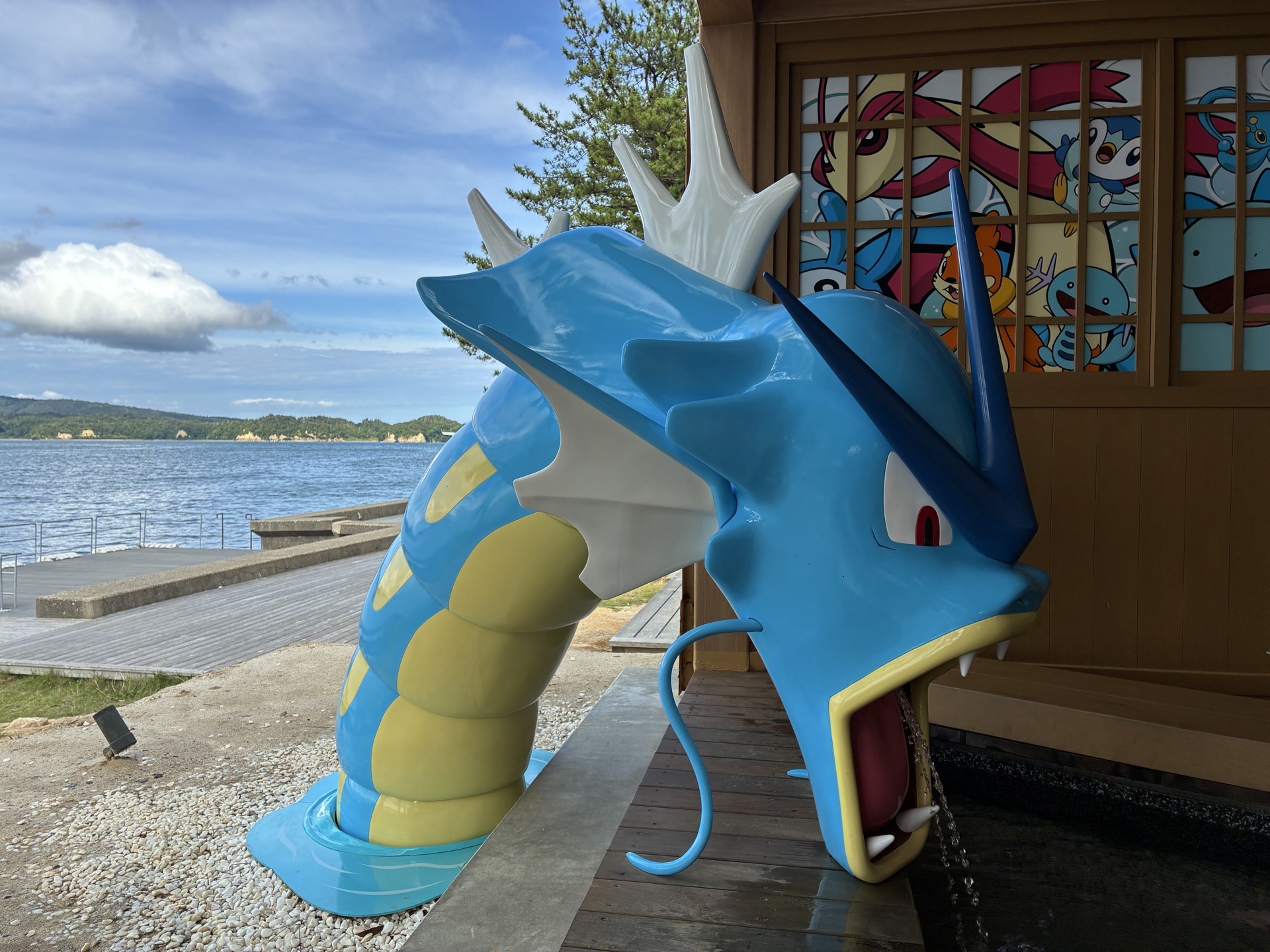 どこかのんびりとしたポケモンたちと足湯に浸かれる