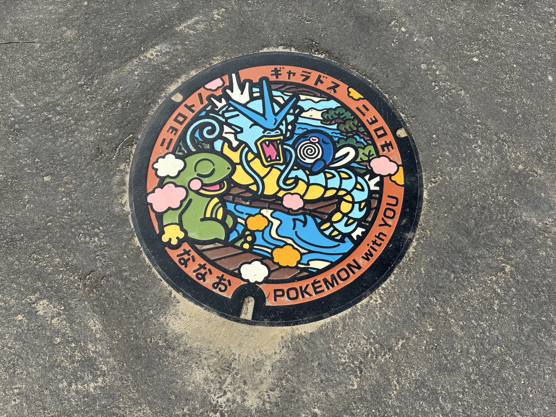 入り口の前にポケふたがある