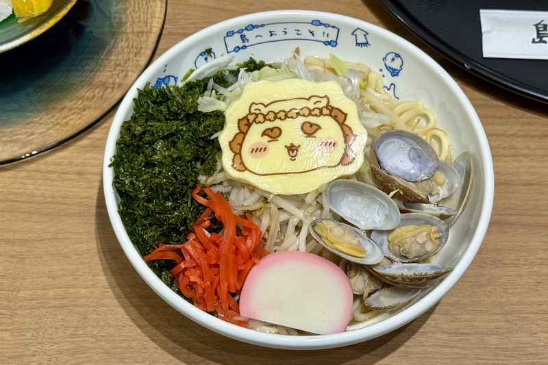 シーサーの限定島ラーメン 1,870円 ※どんぶりは併設ショップ、ちいかわマーケットにて販売