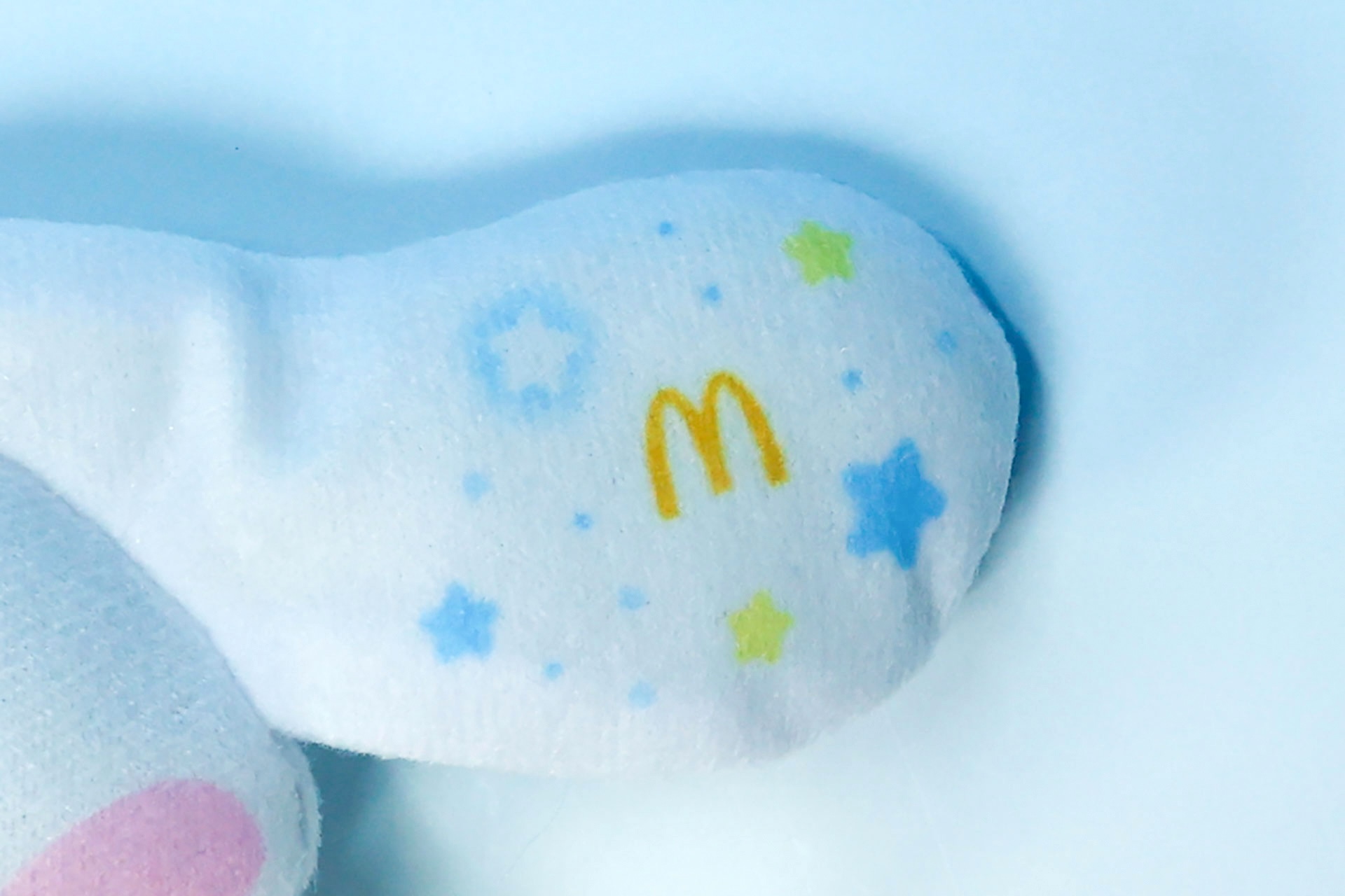 マクドナルドのロゴがプリントされている