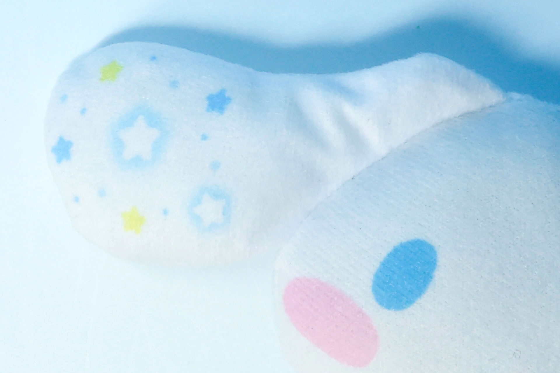 反対側の耳には星柄が描かれている