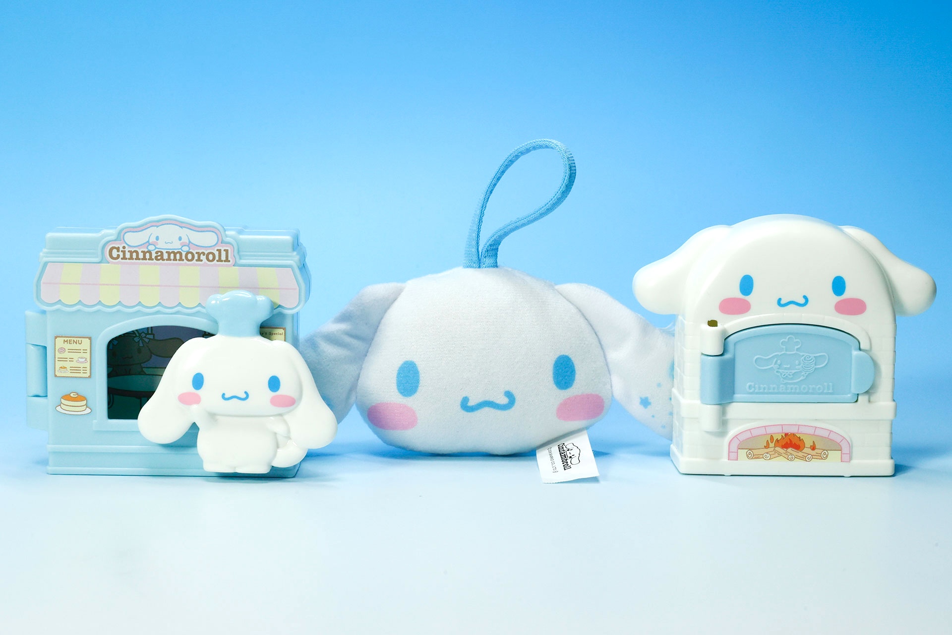 こちらが第1弾（7月10日〜7月16日）のハッピーセット「シナモロール」に登場するおもちゃ。写真左から「シナモロール おみせやさんボックス」、「シナモロールのマスコット」、「シナモロール マジカルオーブン」