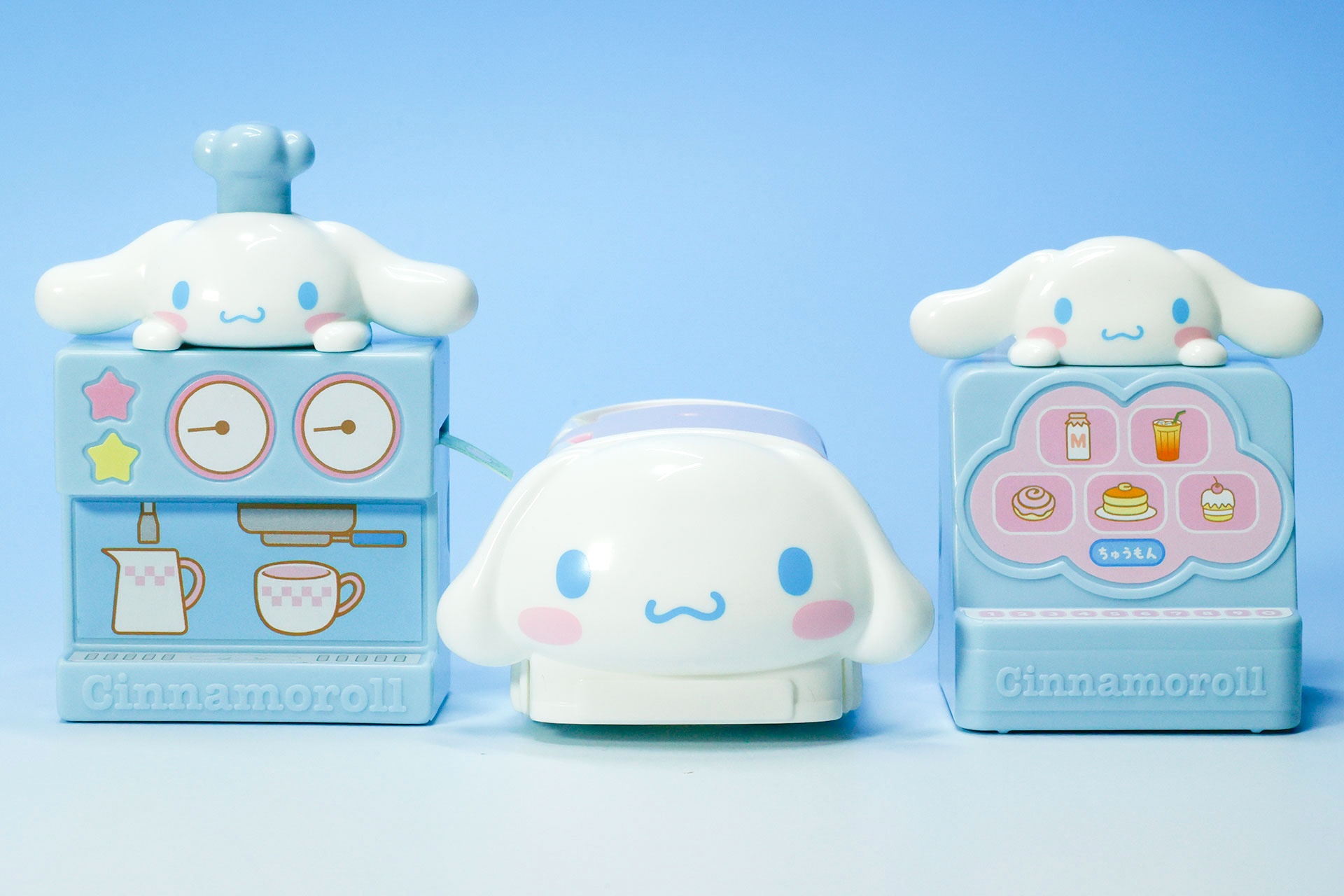 こちらが第2弾（7月17日〜7月23日）のハッピーセット「シナモロール」に登場するおもちゃ。写真左から「シナモロール ドリンクマシーンシールスタンド」、「シナモロール もぐもぐキッチンカー」、「シナモロール キャッシュレジスター」
