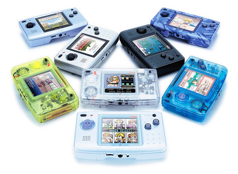 SNK初の携帯ゲーム機ネオジオポケット。方向キーは格闘ゲームをプレイしやすいジョイスティックを採用していた