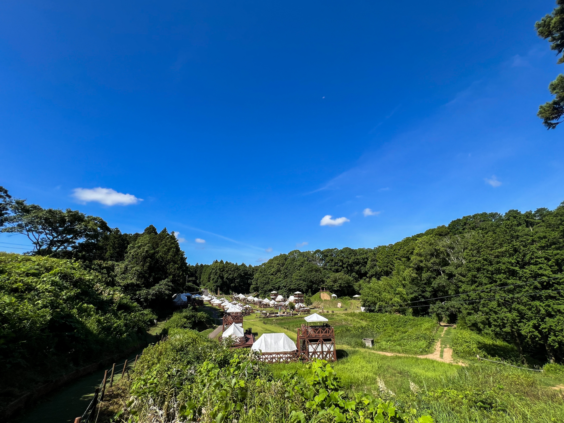 高台から見下ろした村の全景。この谷間が3ヶ月間だけ「フリーレンの世界」になる