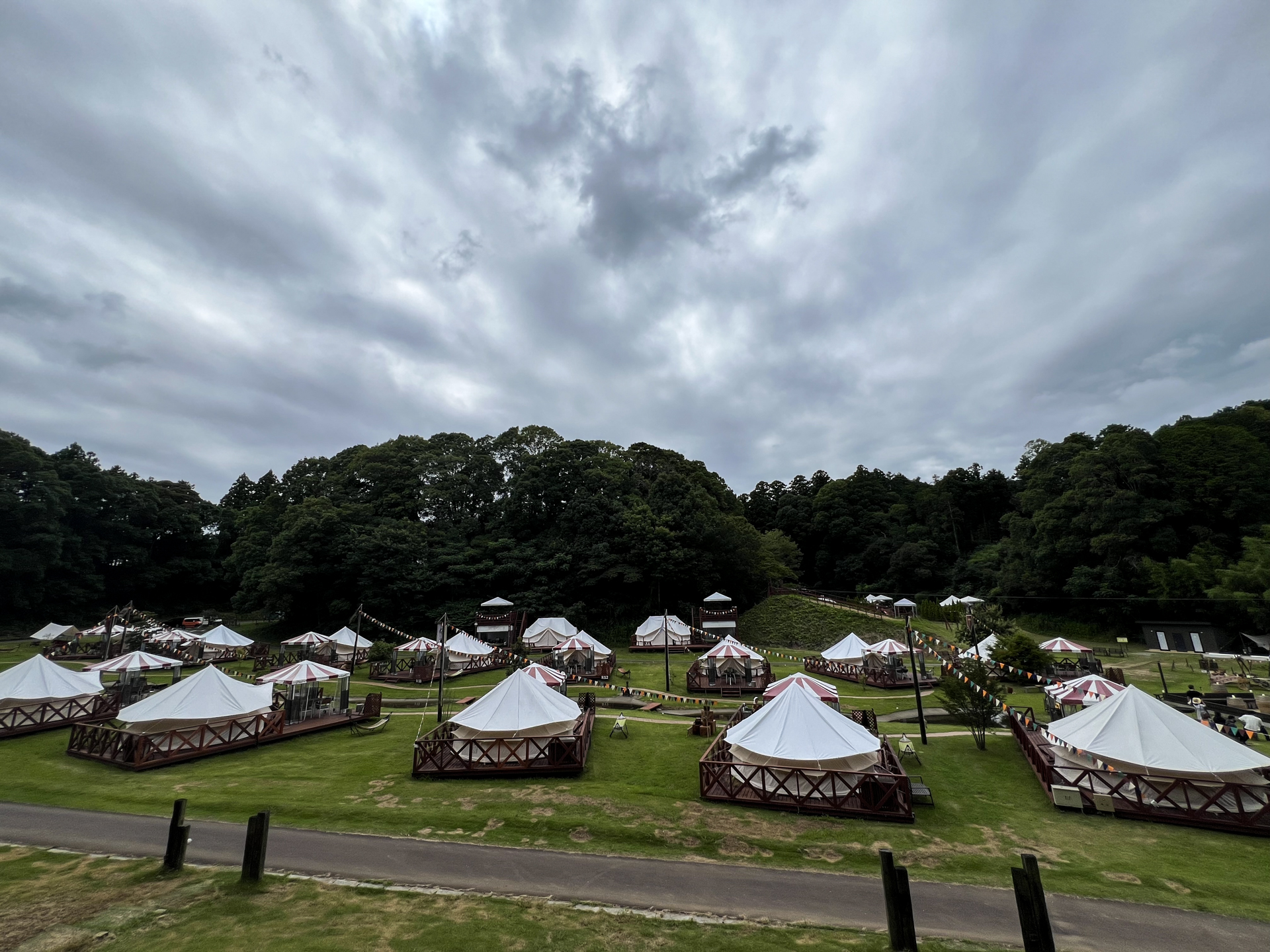 到着した瞬間の風景。テントの間に張られたガーランドが、すでに村祭りの気配
