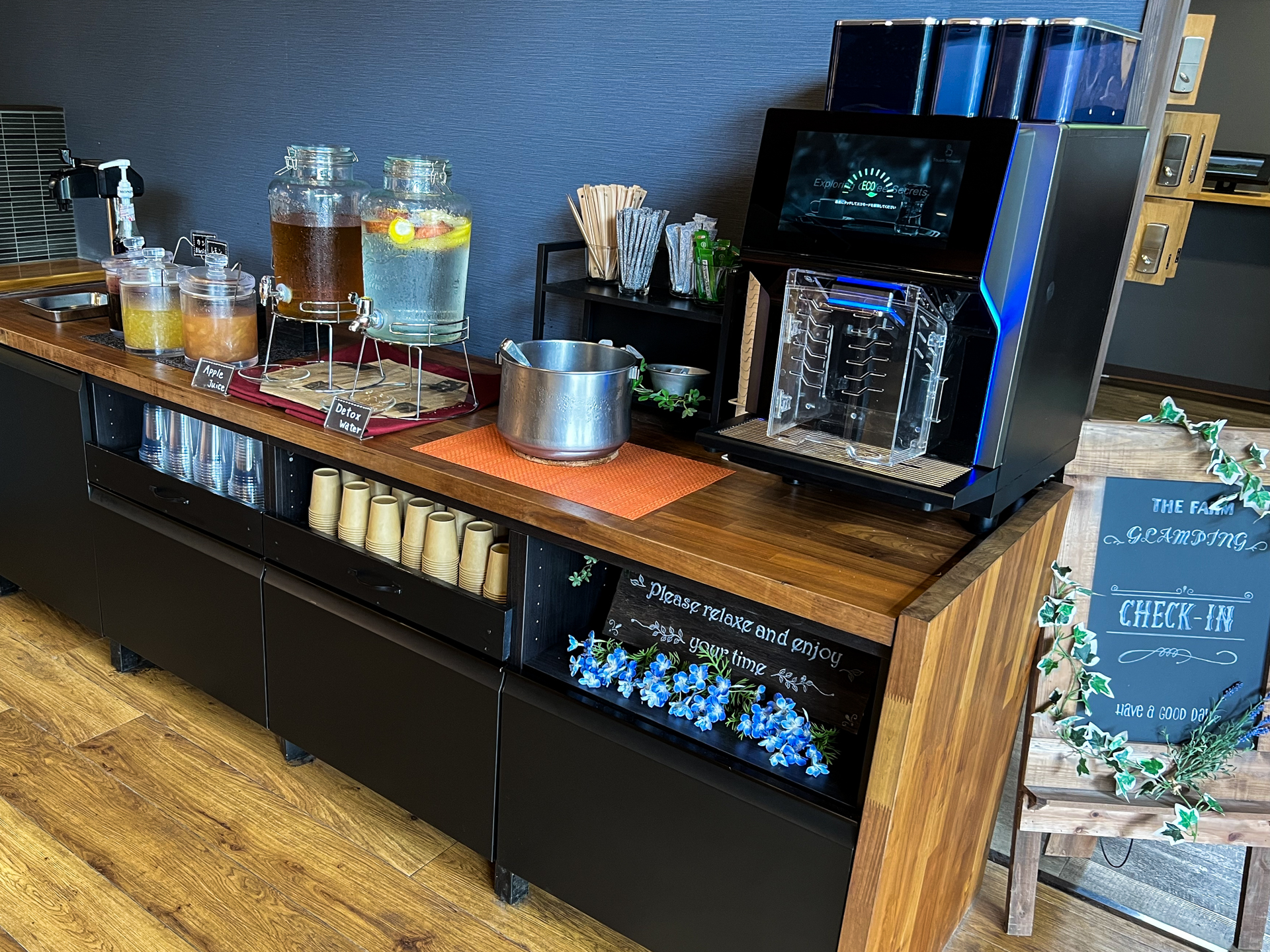 ラウンジのドリンクは無料だ