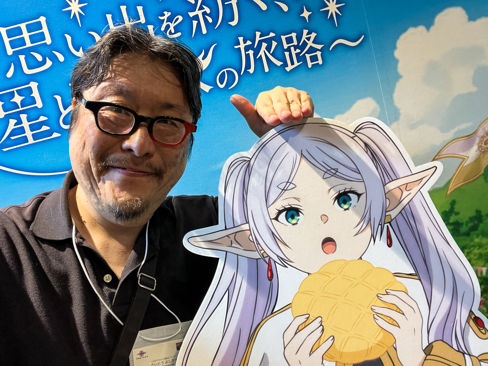 等身大パネルと記念撮影。せっかくなのでアタマをなでなでさせてもらう