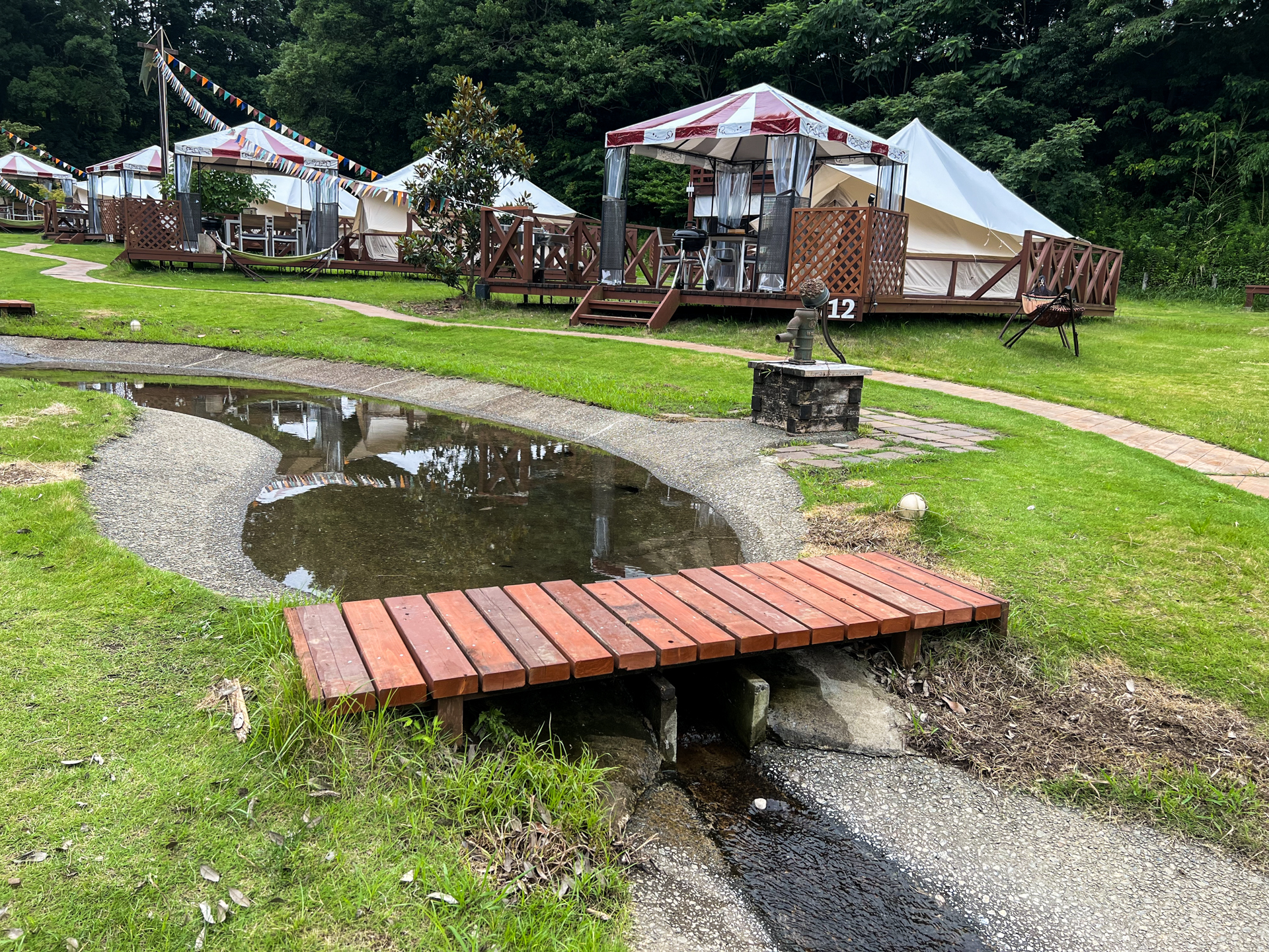 村の中央を小川が流れる。この橋を渡って自分のテントへ帰るのだ