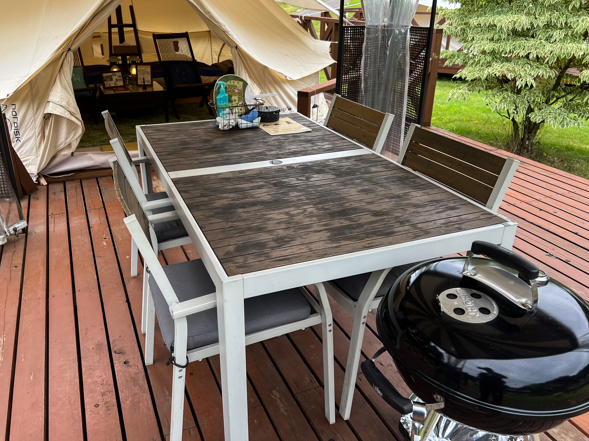 各テントのデッキには同じ設備のBBQコンロがあるぞ